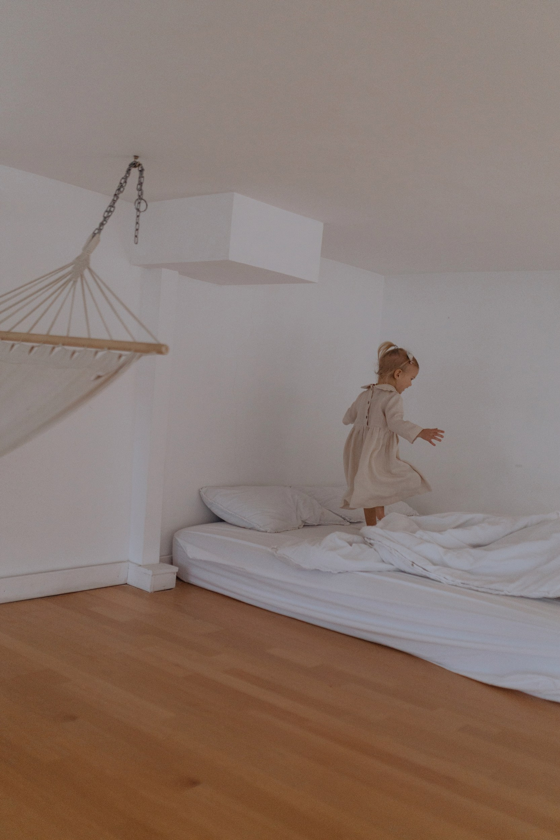 фотосъёмка семьи с детьми в мягком интерьере