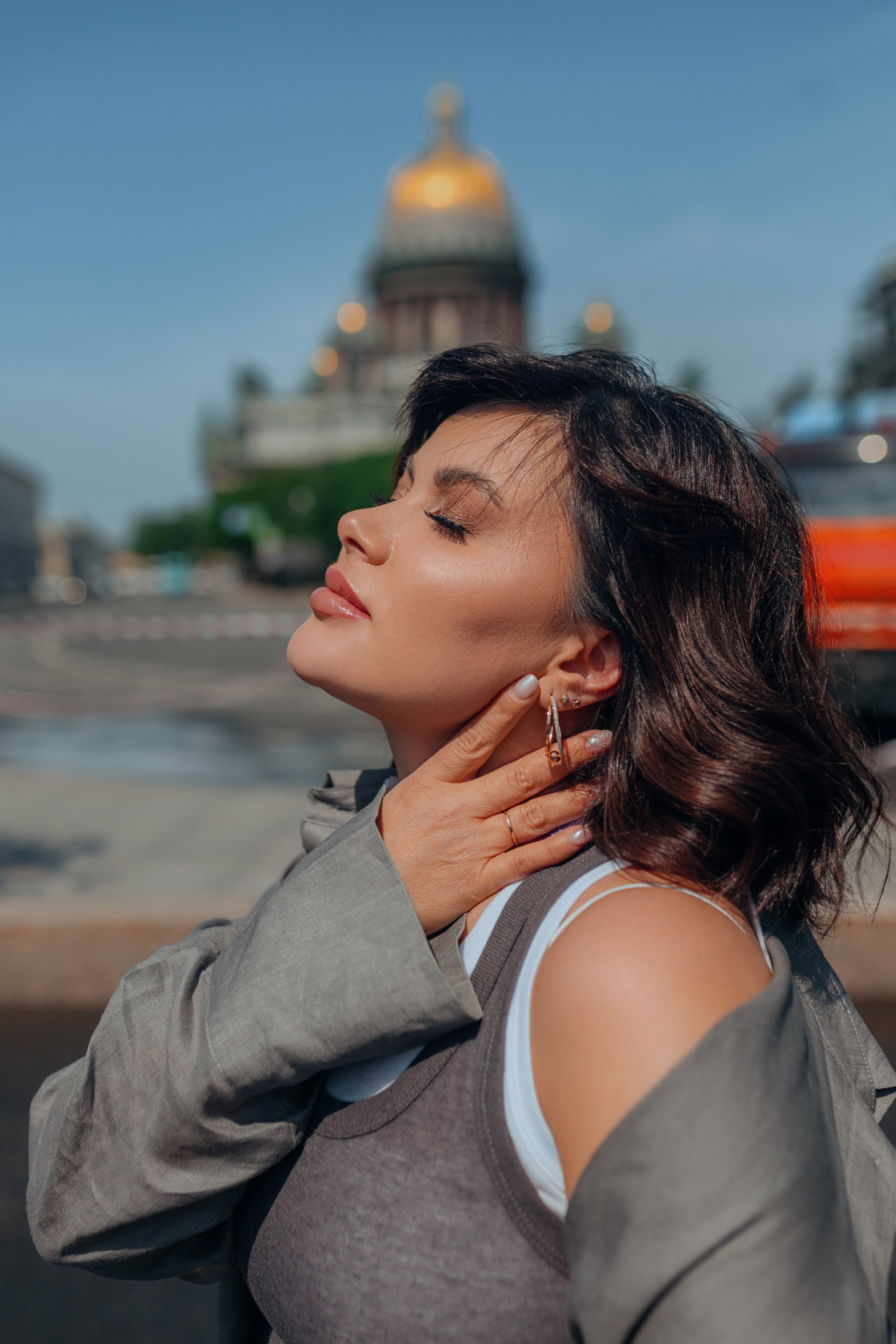 летняя фотосессия женщины на прогулке спб