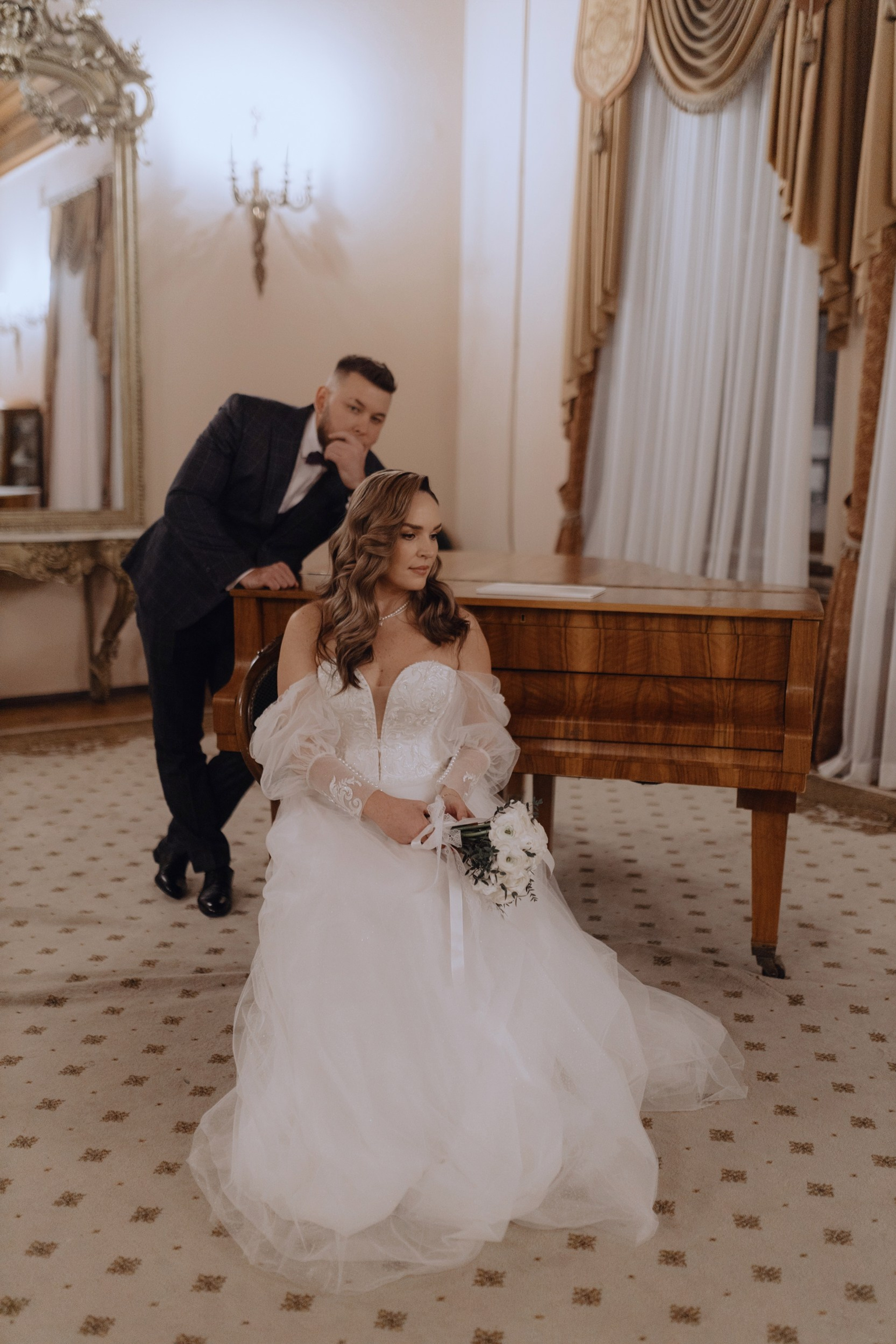 свадебная фотосессия в зале регистрации