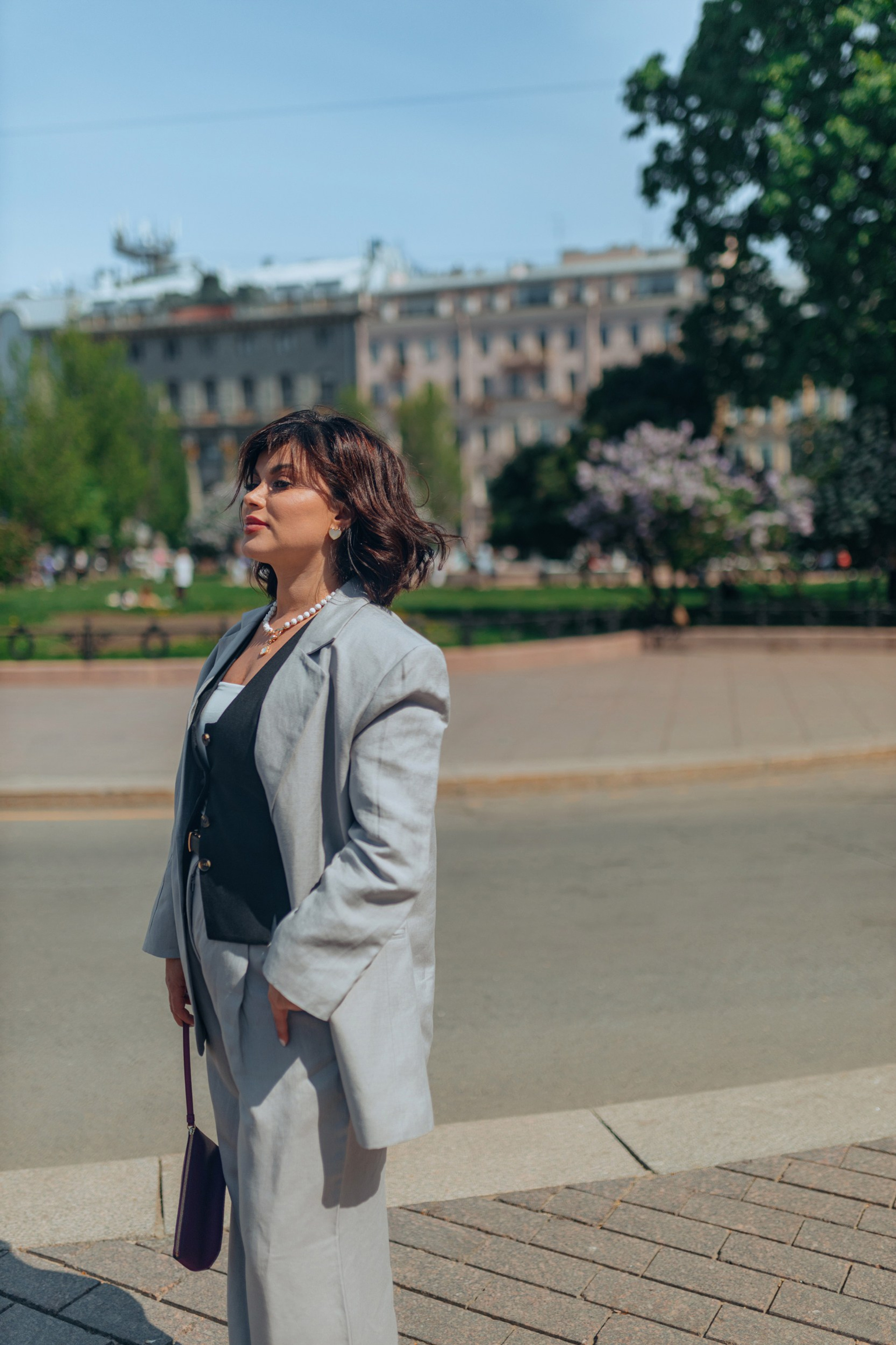 летняя прогулка женщины в городской среде спб