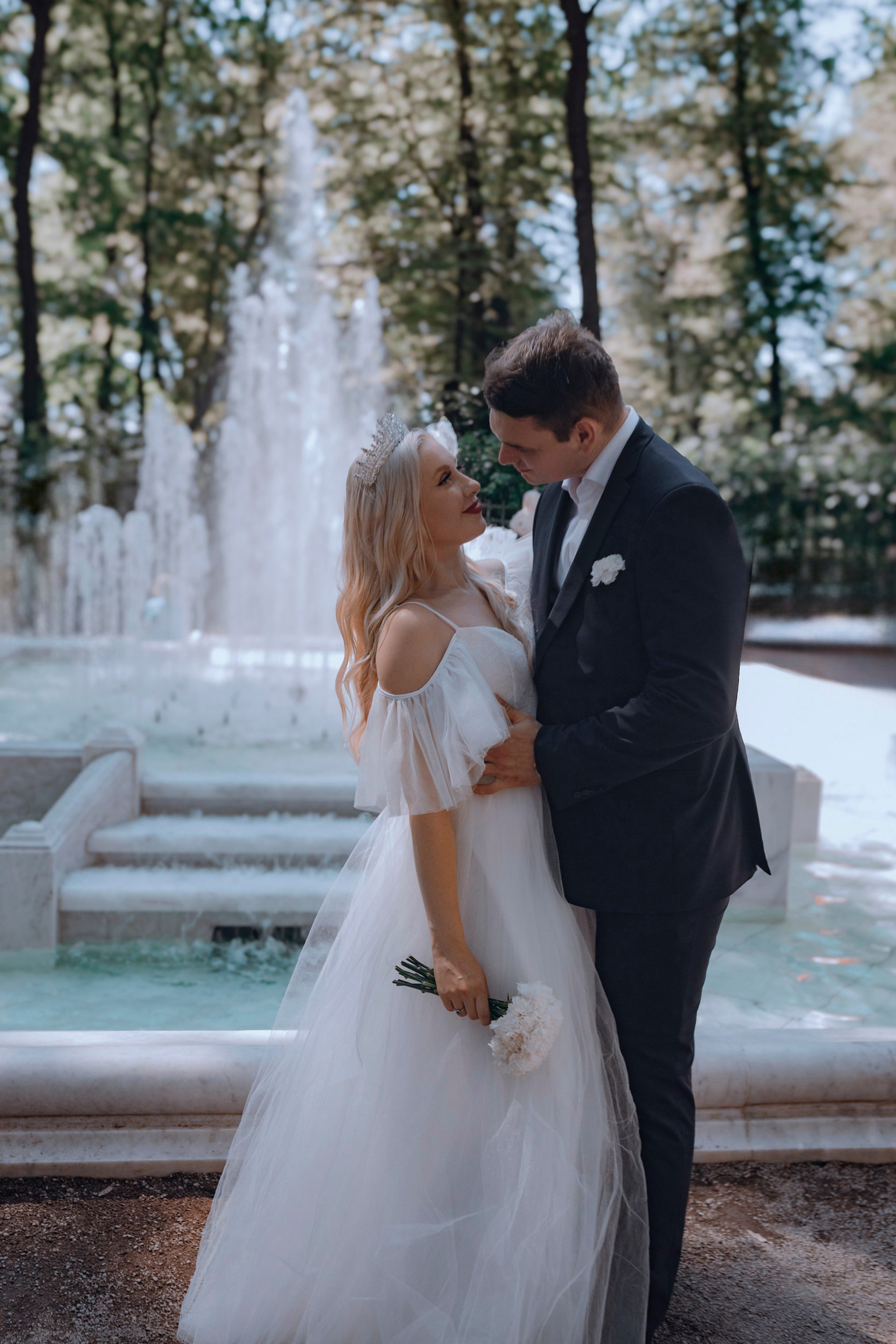 свадебная фотосъёмка летом в парке спб