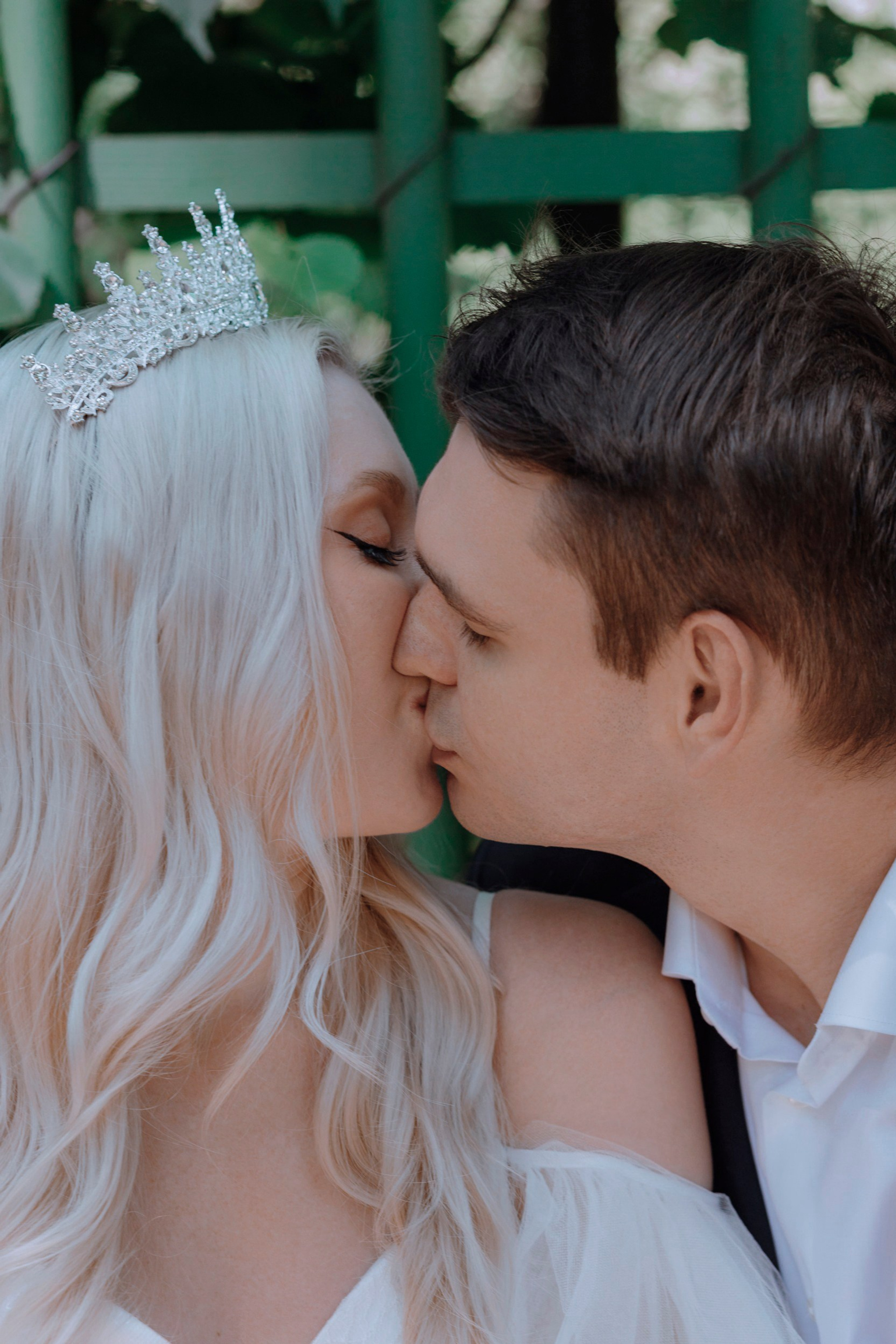 свадебная съёмка в летнем саду без постановки