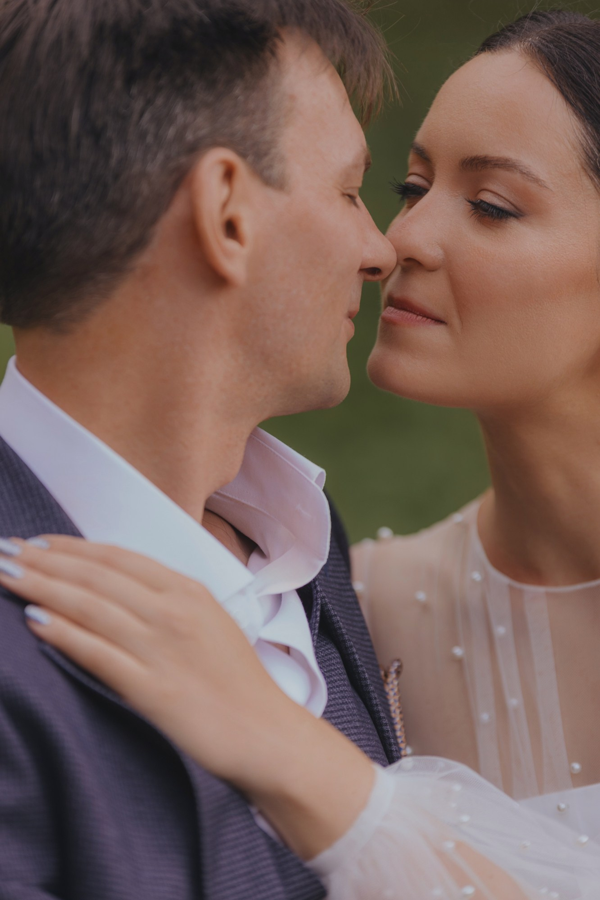 прогулка молодожёнов летом в парке