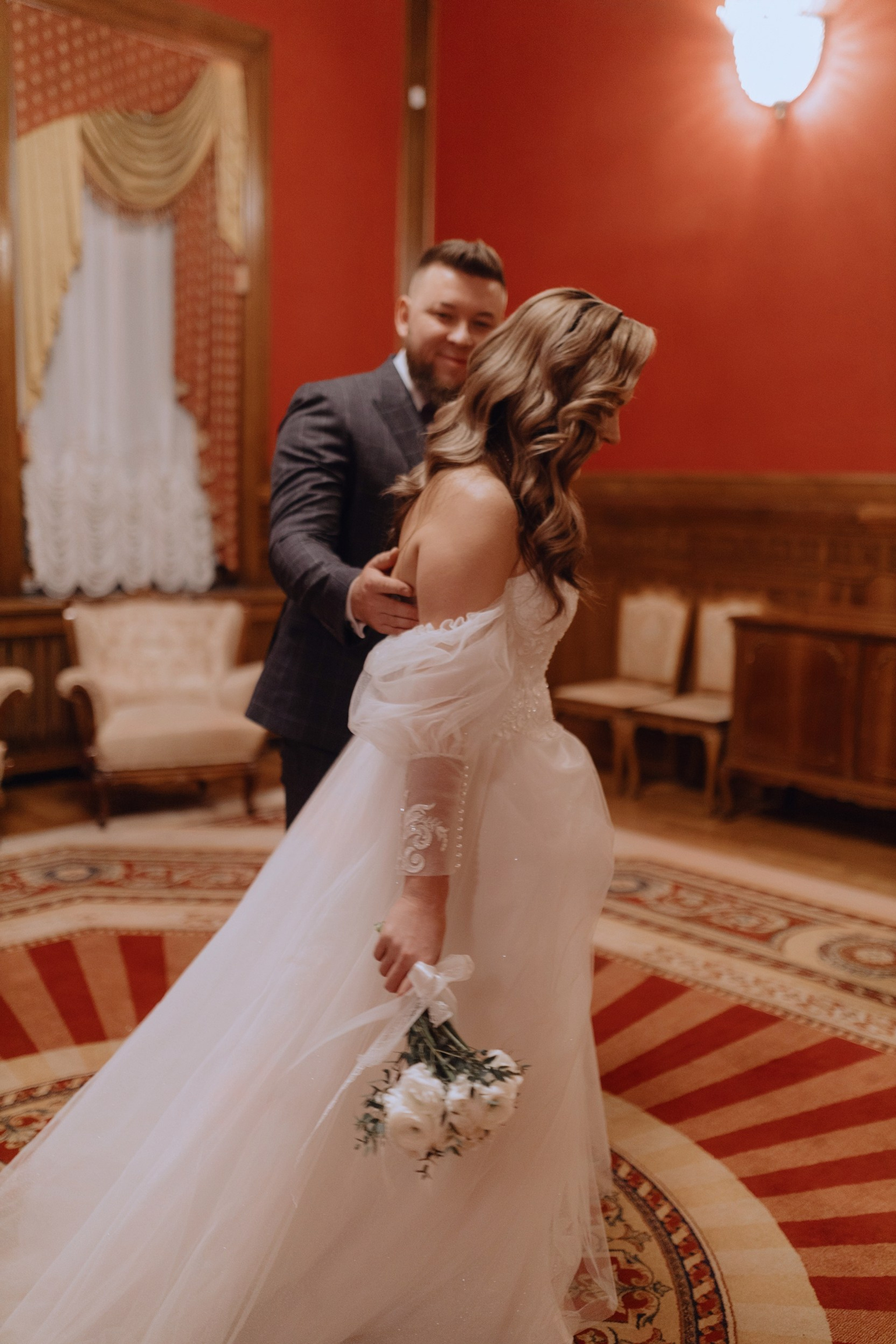 свадебная съёмка в интерьере загса