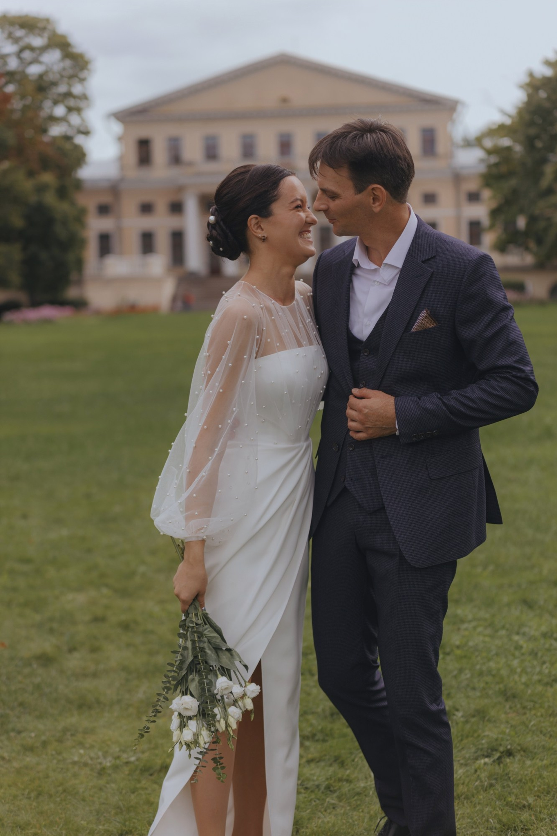 свадебная прогулка летом в зелёной локации