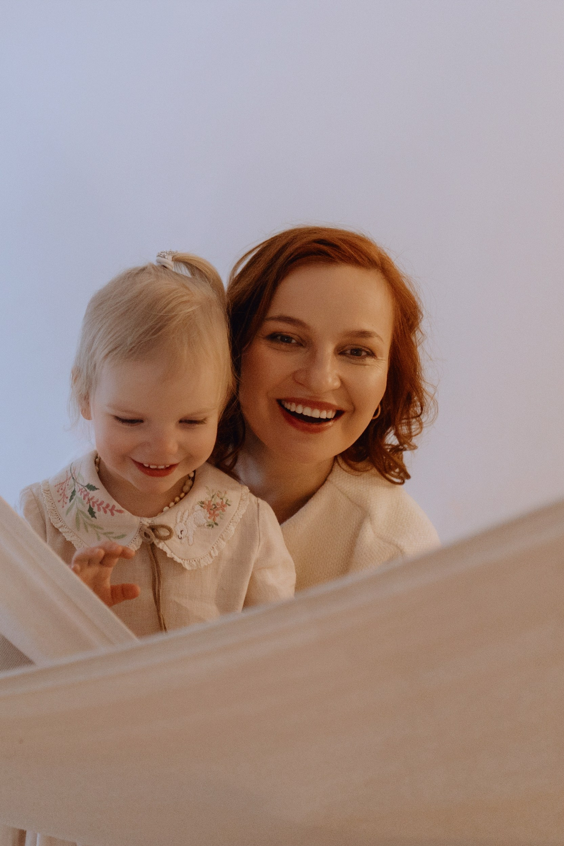 фотосессия семьи с ребёнком в минималистичном стиле