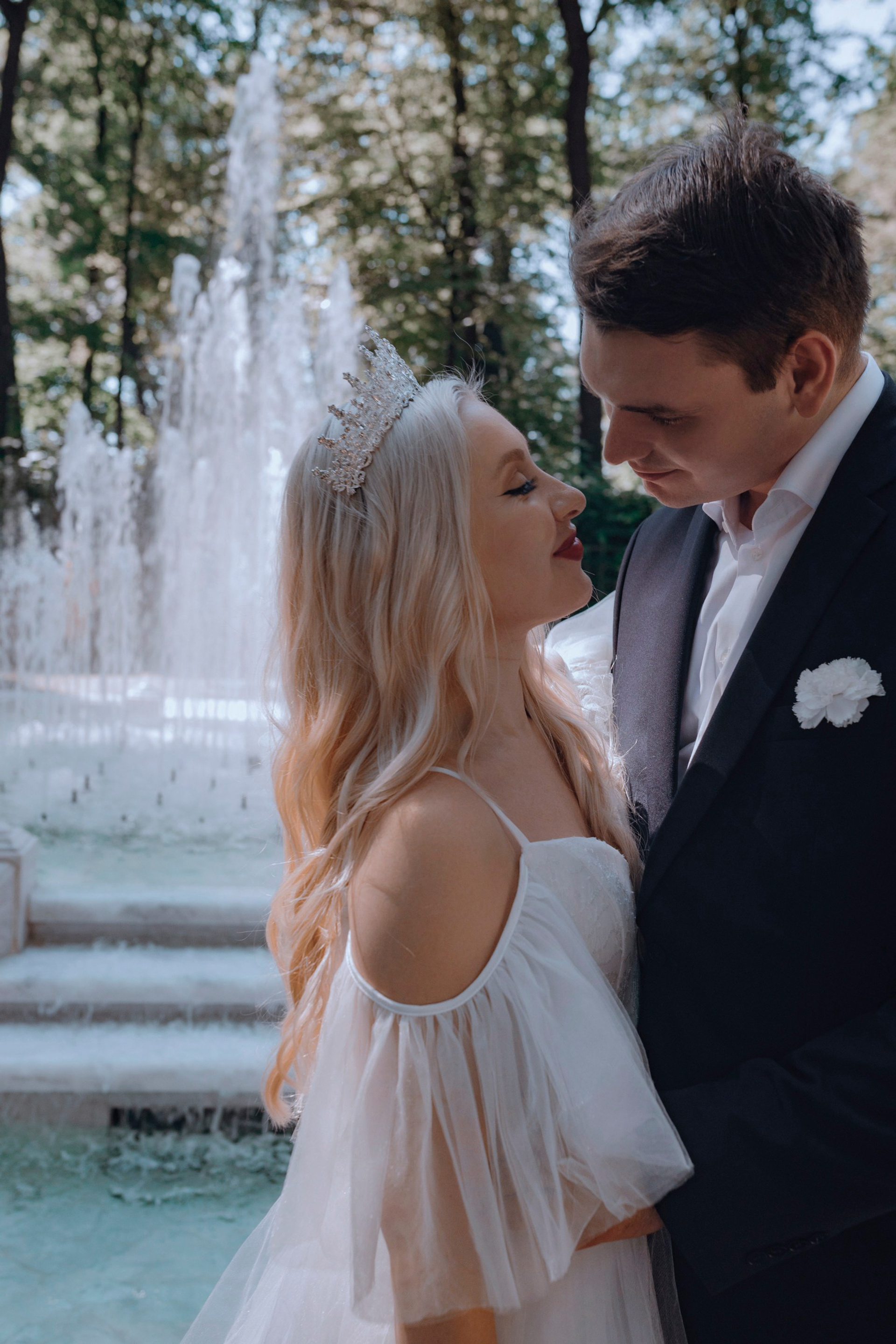 свадьба в летнем саду в солнечный день