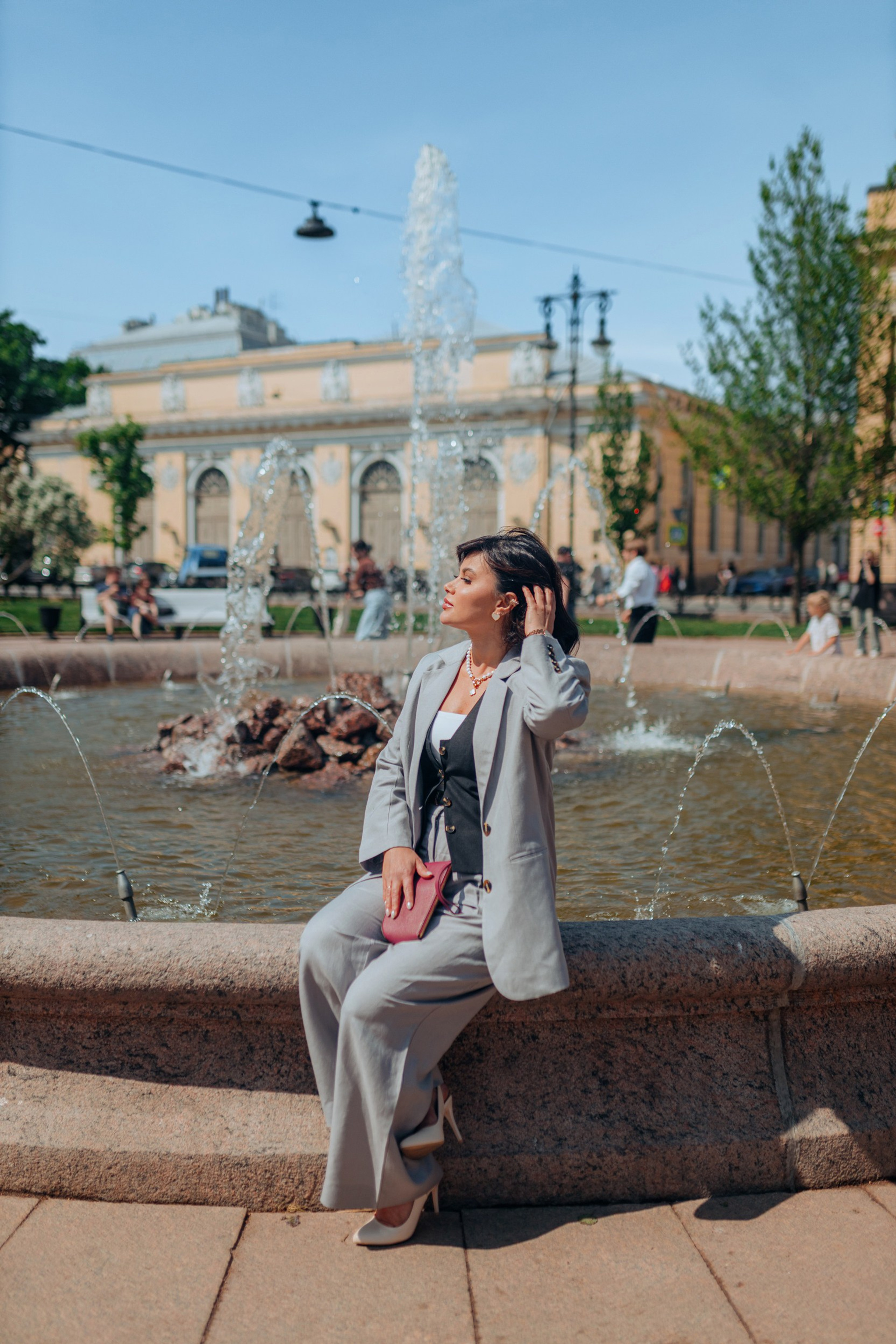 lifestyle портрет женщины на летней улице петербурга