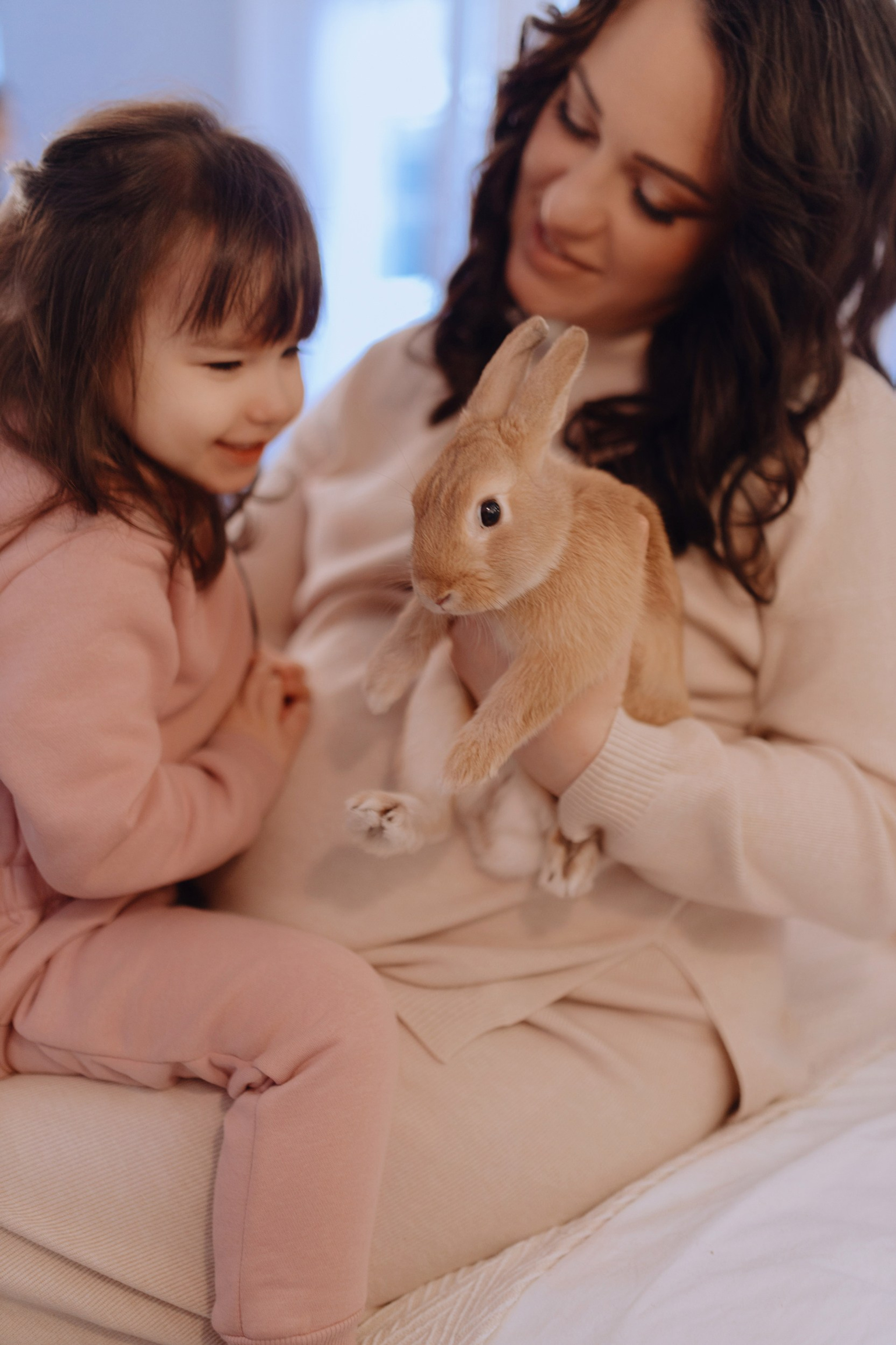 студийная фотосессия семьи в мягком свете