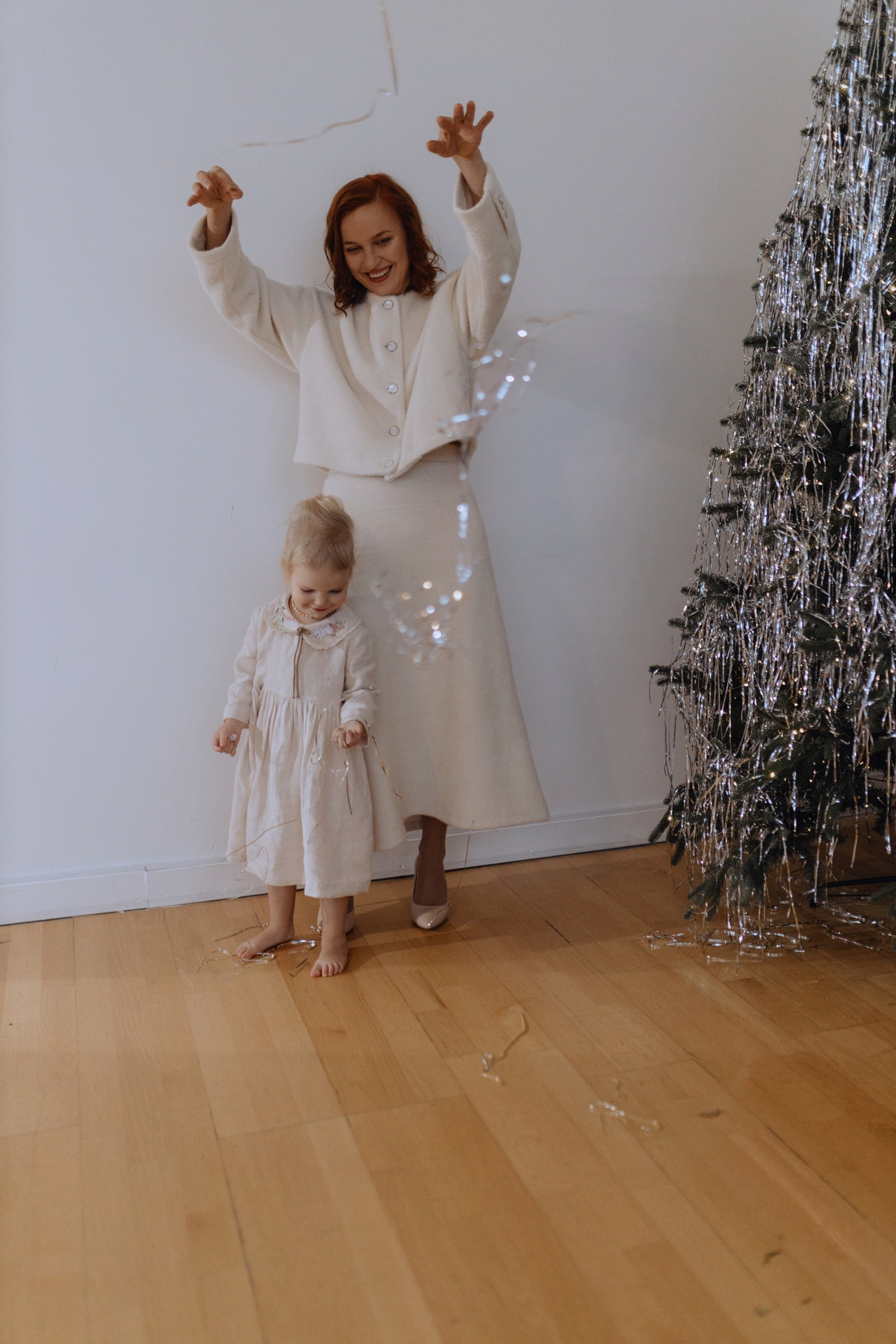 семейный портрет с ребёнком в интерьере