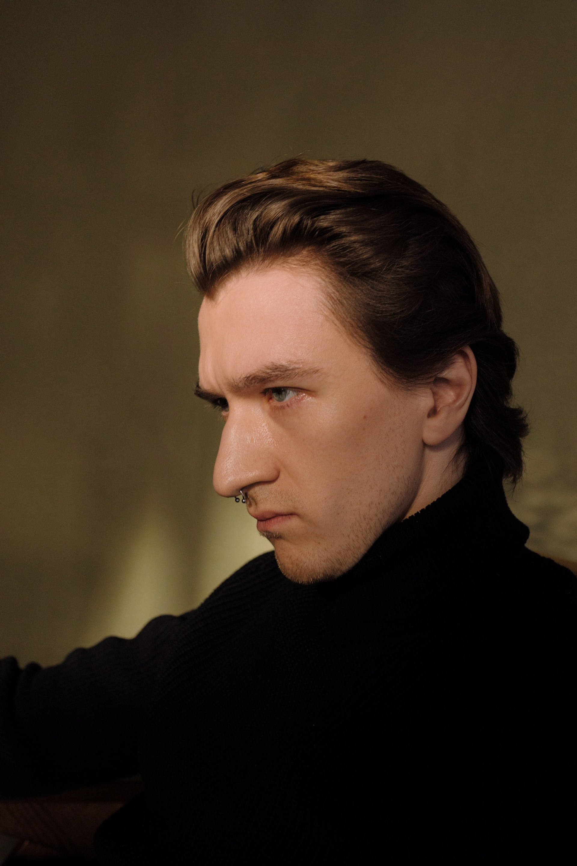 портрет мужчины в студии