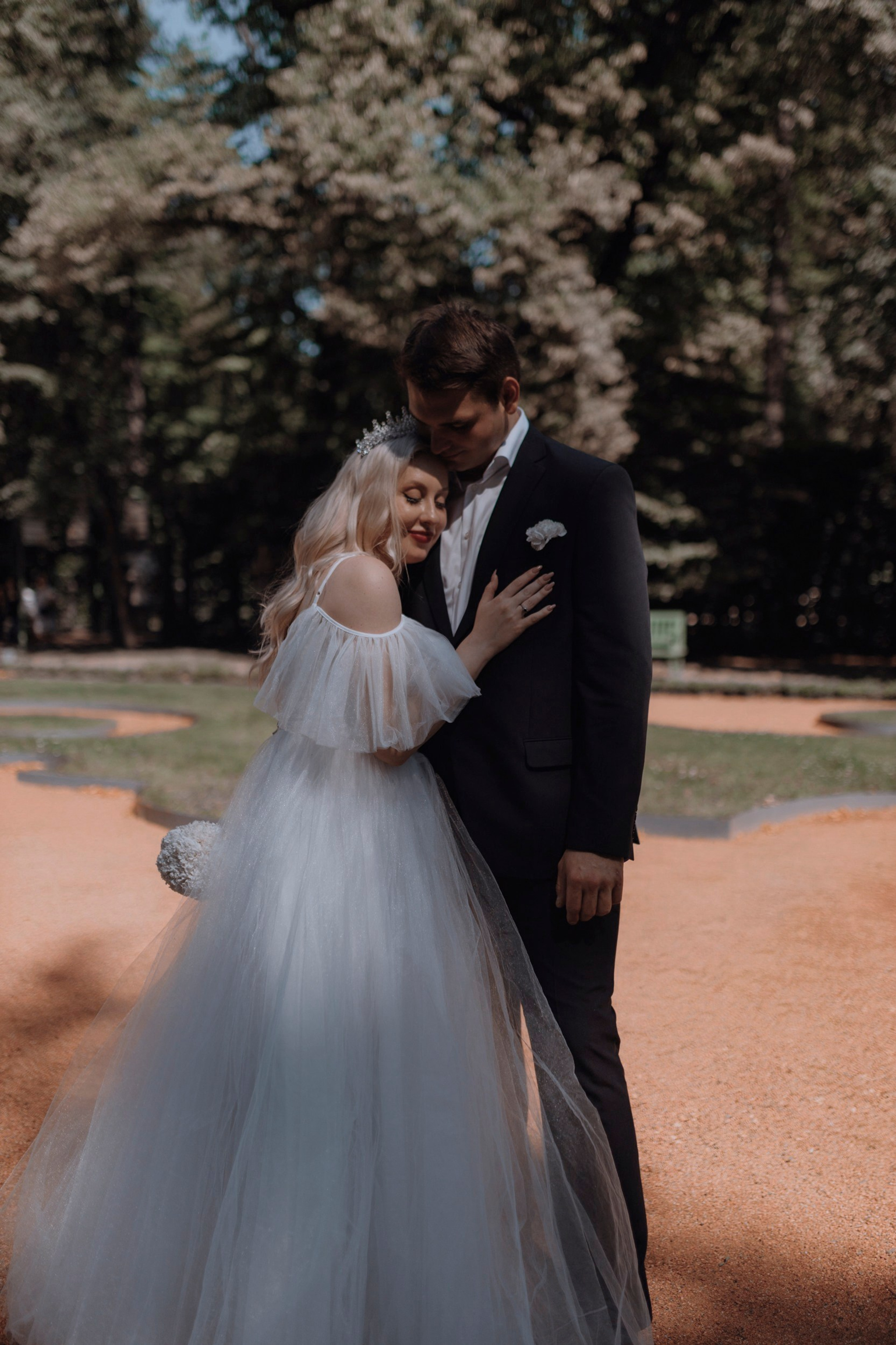 летняя свадебная съёмка в зелени спб