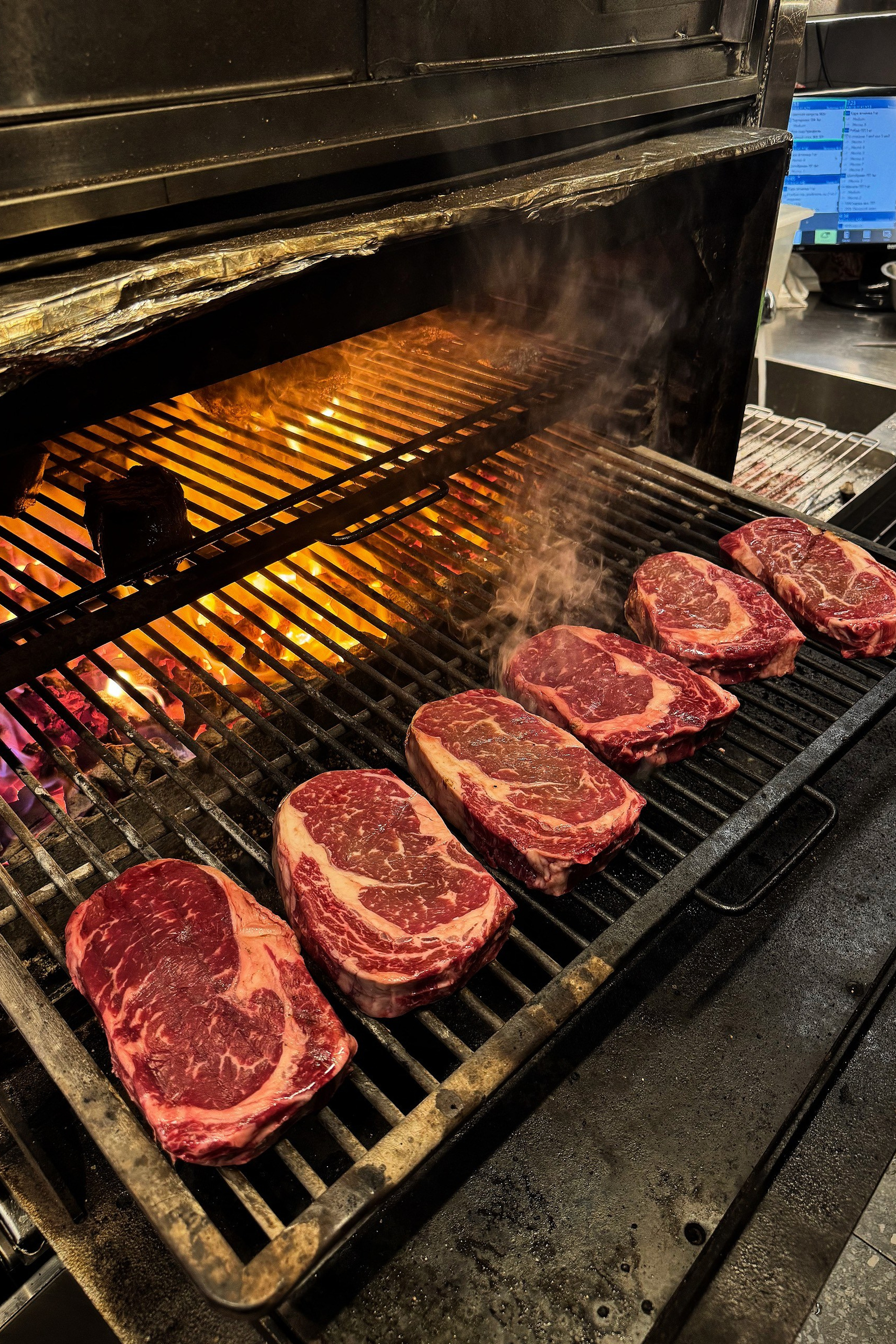 Другой Павел Поцелуев — плёночная фотография и мастерство мясного дела
