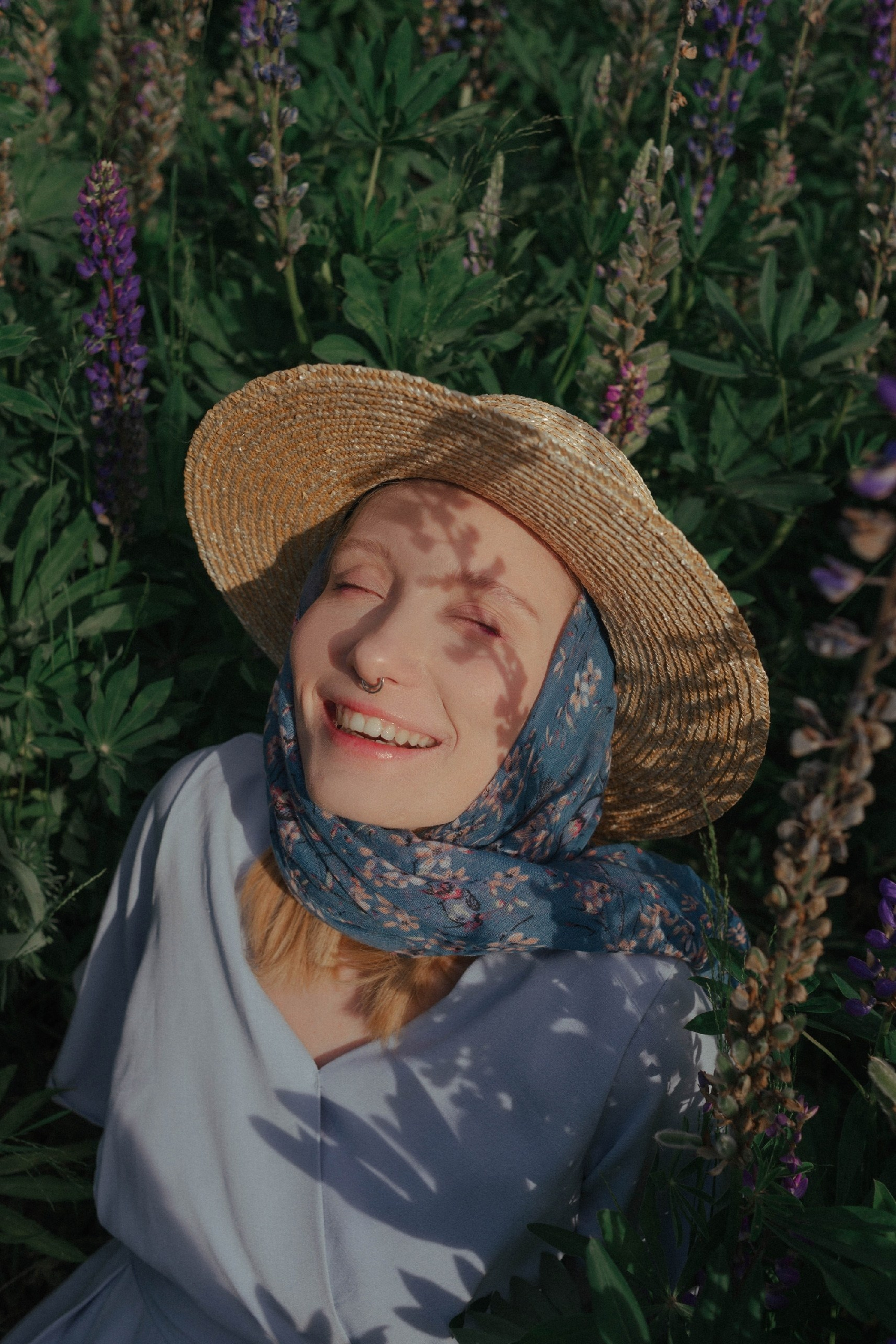 Портретная фотосессия в люпинах