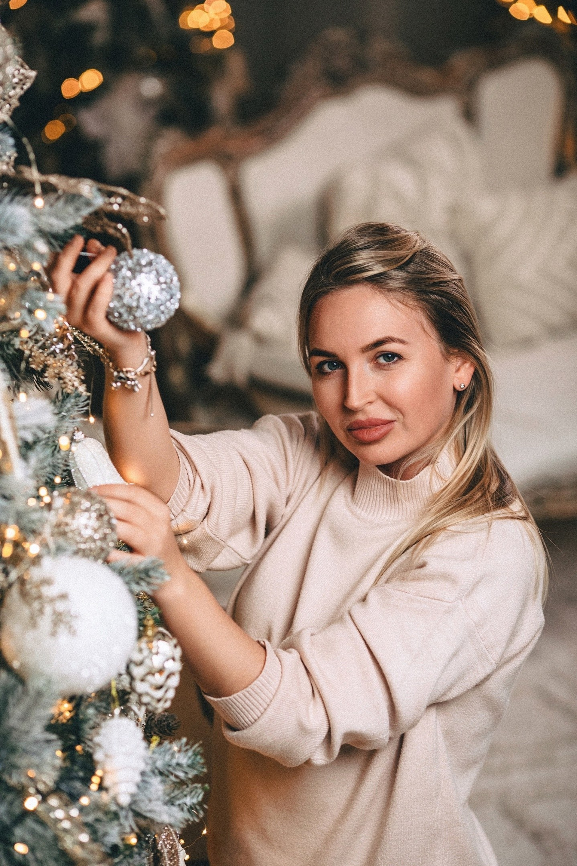 В кадре новогодней индивидуальной фотосессии прекрасная Даша