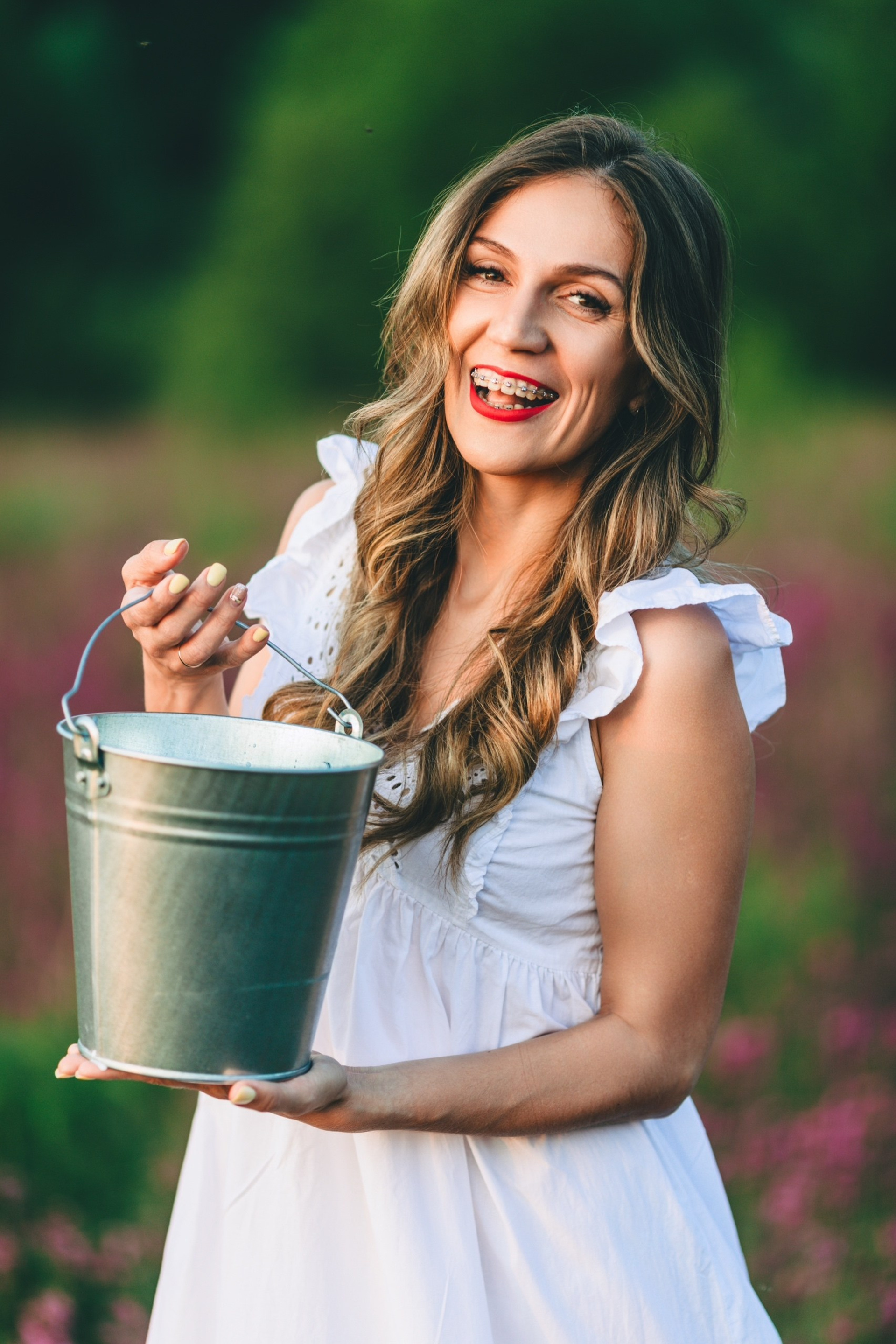 Летняя идиллия: свежесть заката и нежность образа.