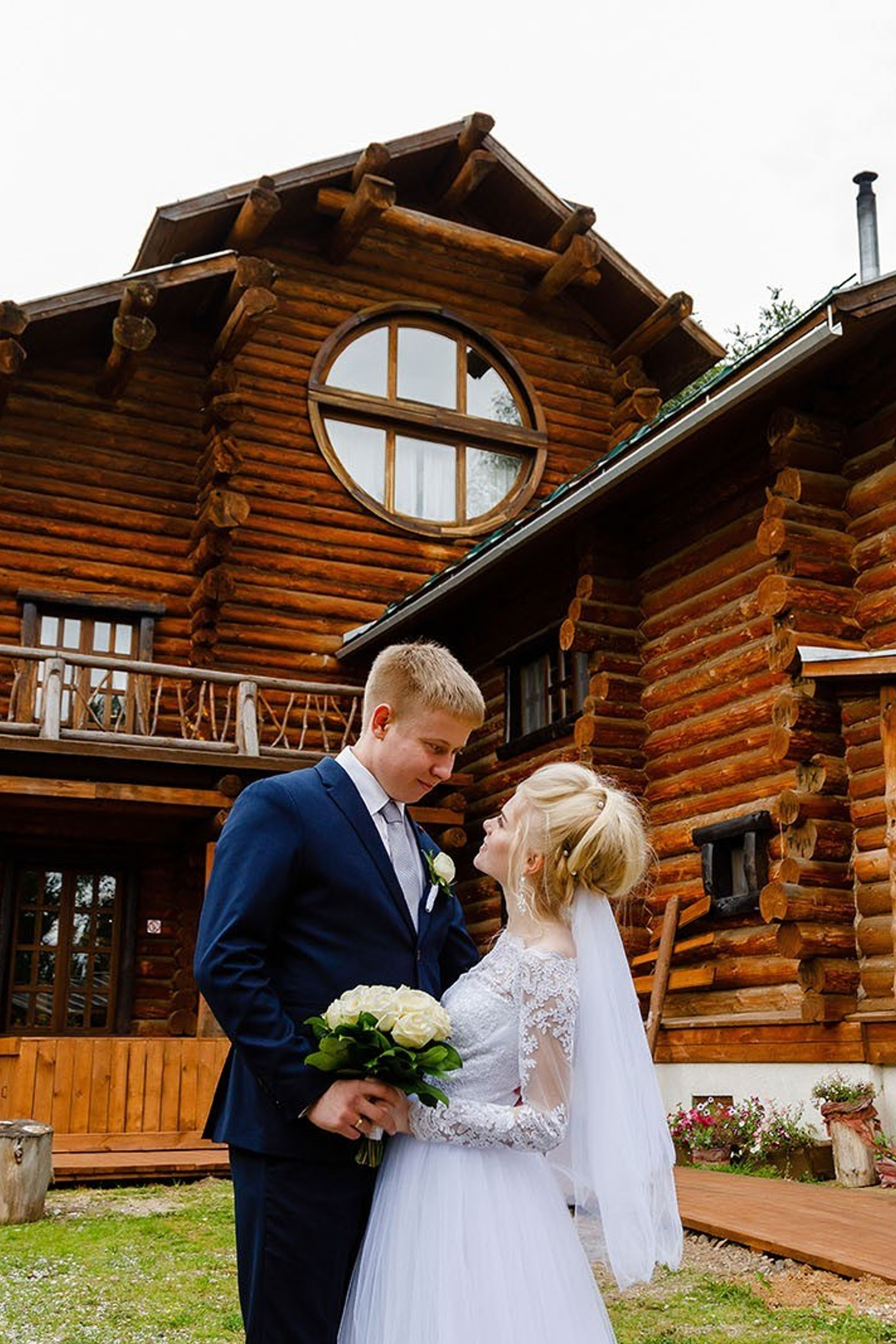 Свадебная фотосессия этнокомплексе «Бобровая долина» в Ижевске