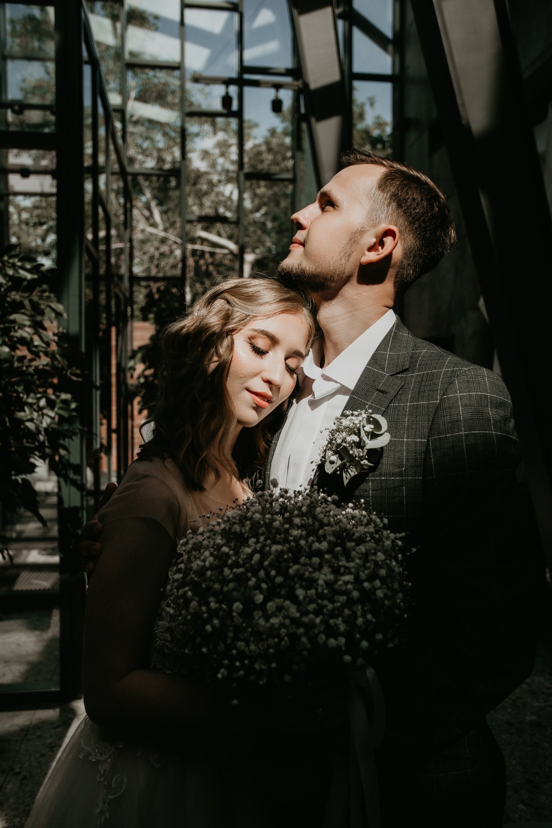 Свадебная фотосессия: пара обнявшись ловят луч света