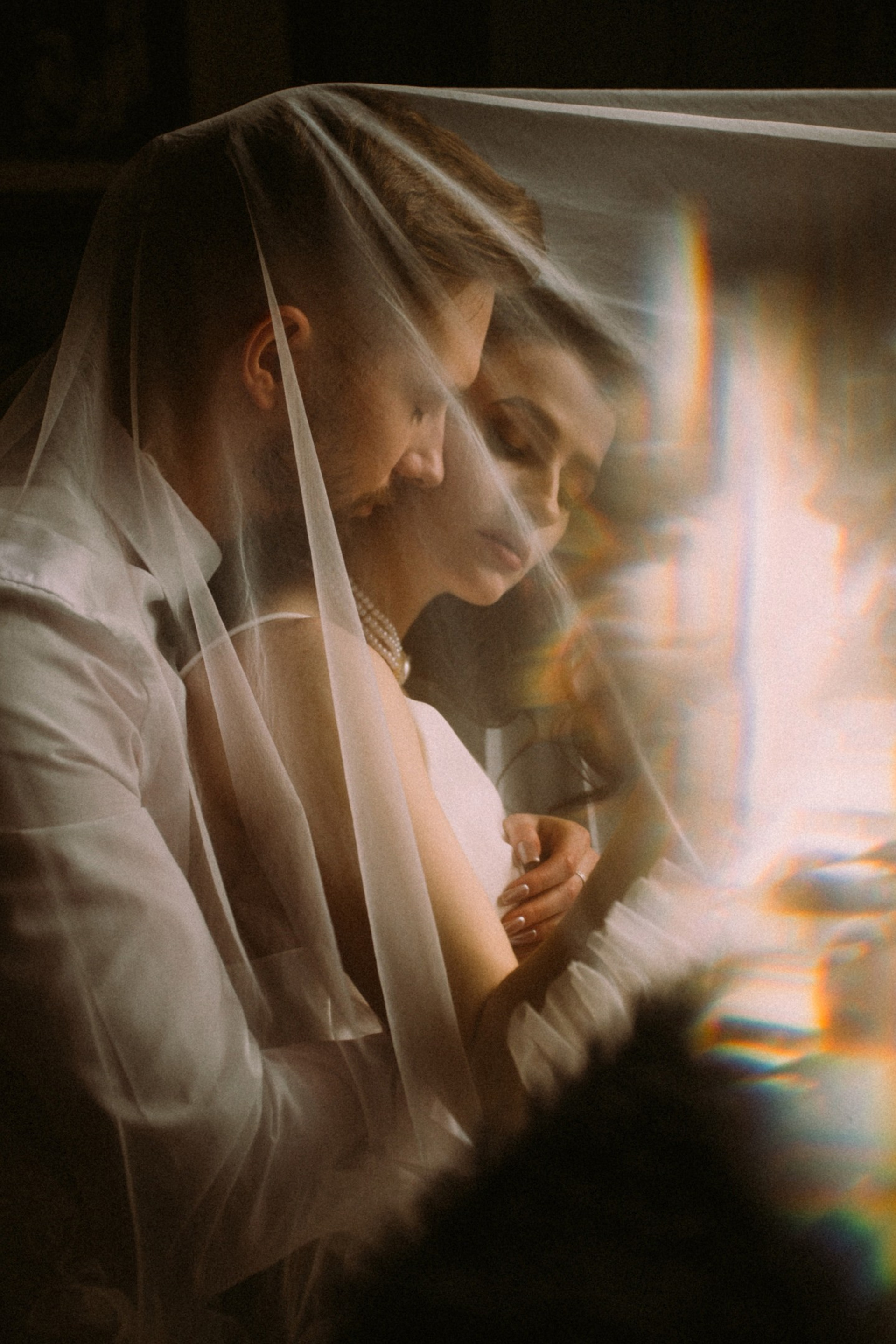 Свадебная фотосессия - жених и невеста обнимаются в фоте