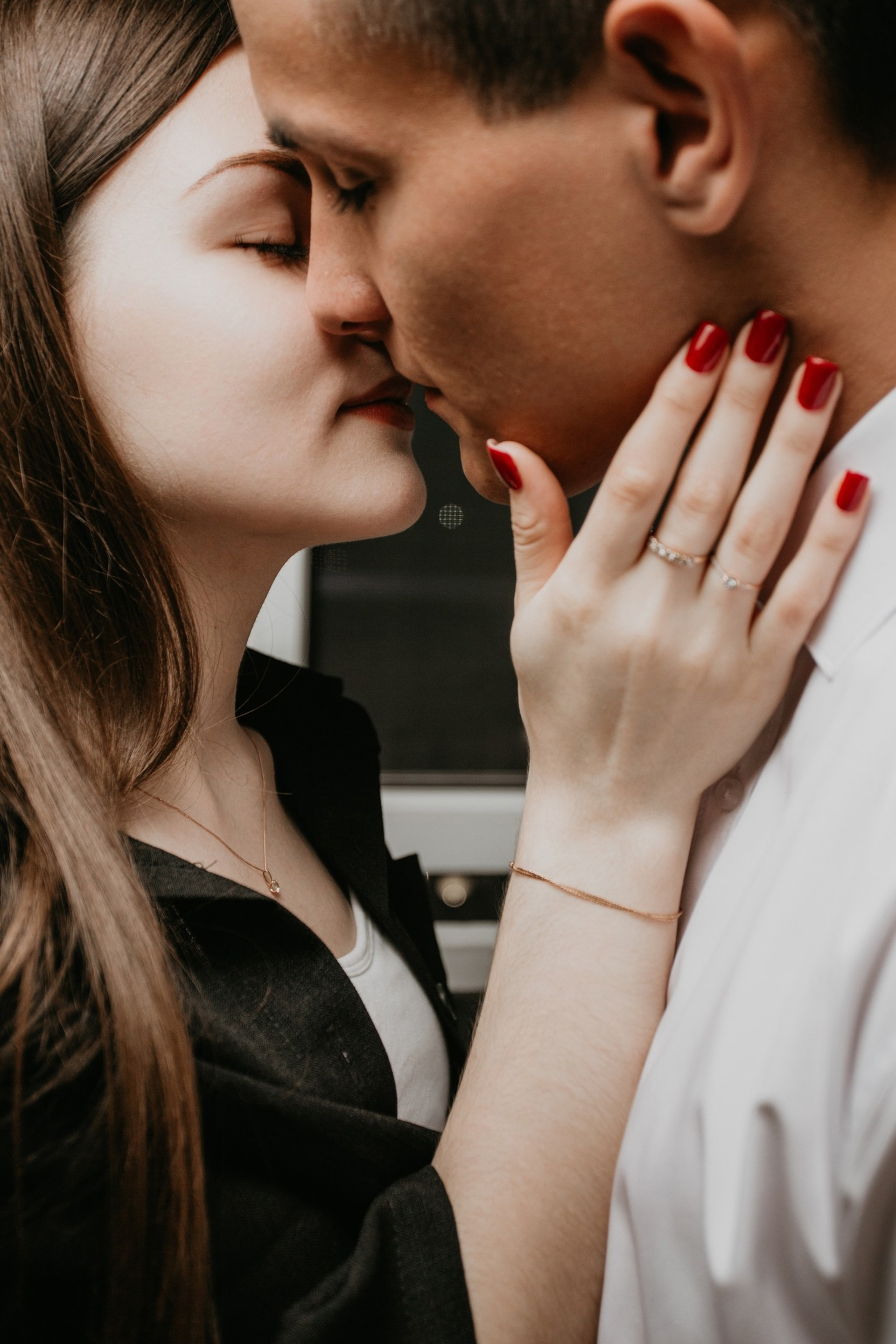 Свадебная фотосессия - жених и невеста целуются