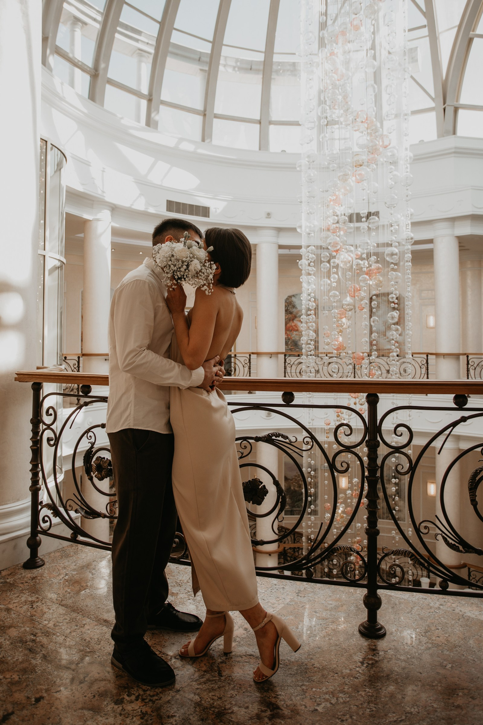 Свадебная фотосессия - жених и невеста в загсе