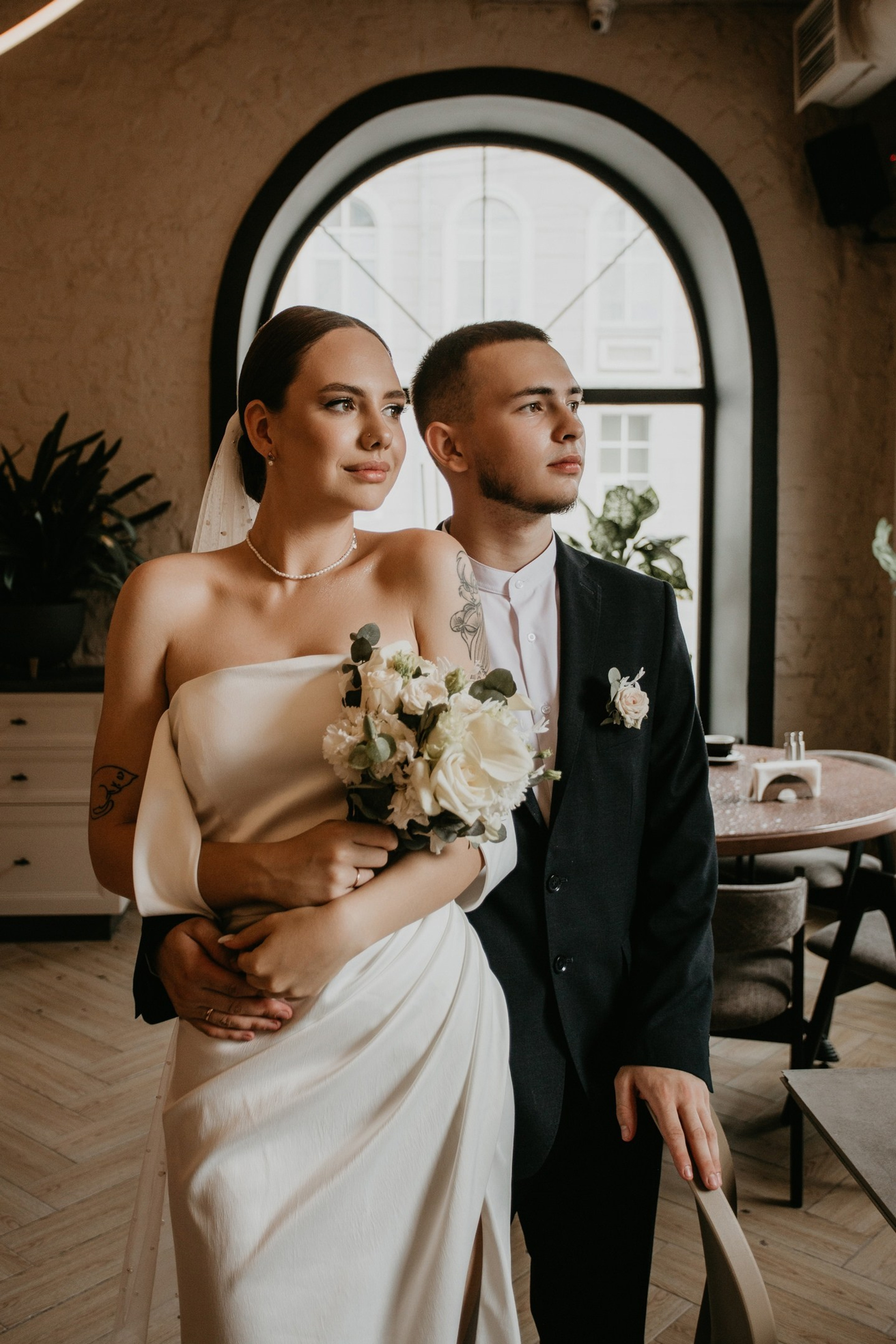 Свадебная фотосессия: пара в кафе - портретное фото