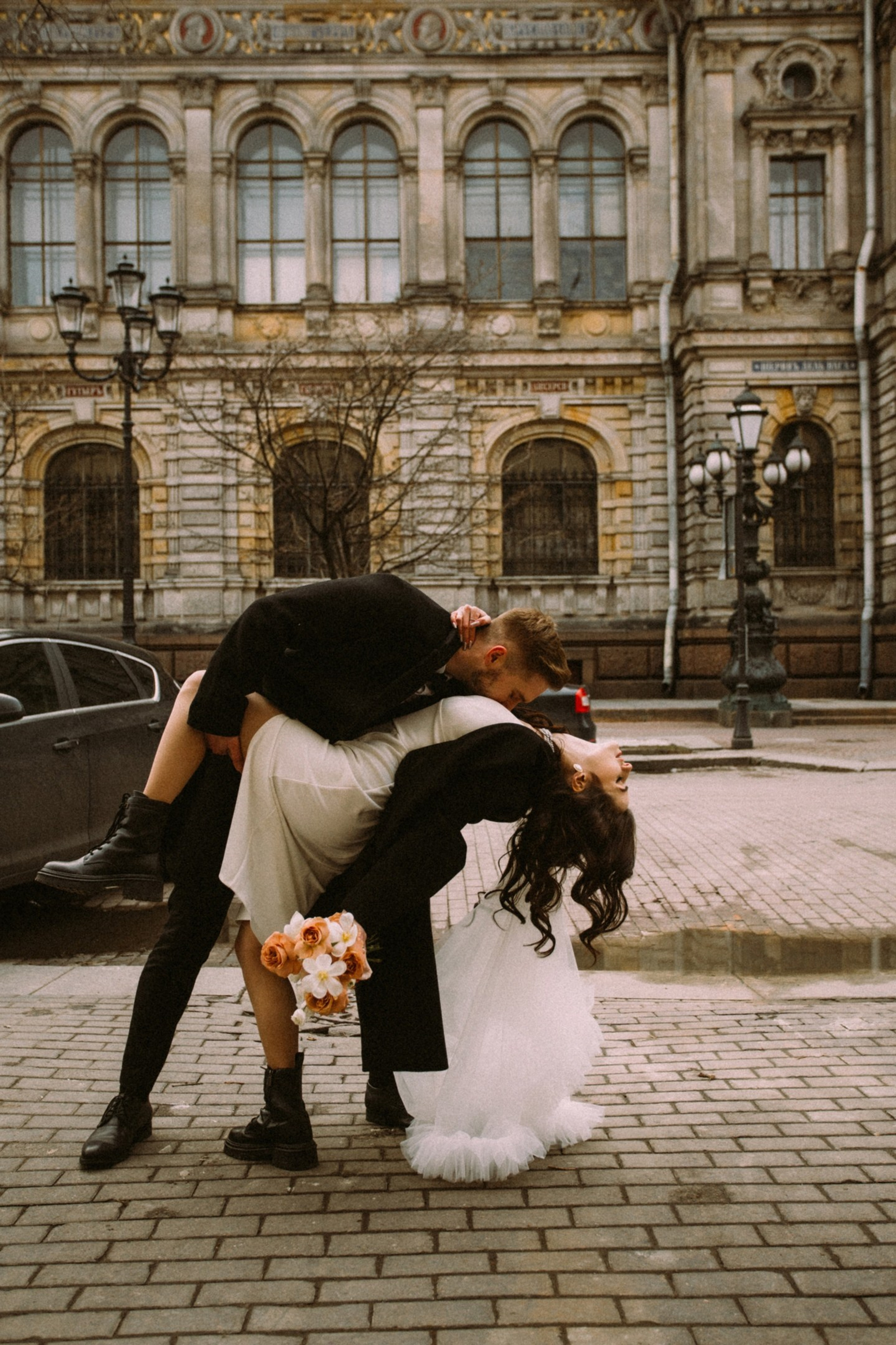 Свадебная фотосессия: пара на улице стоят в наклоне