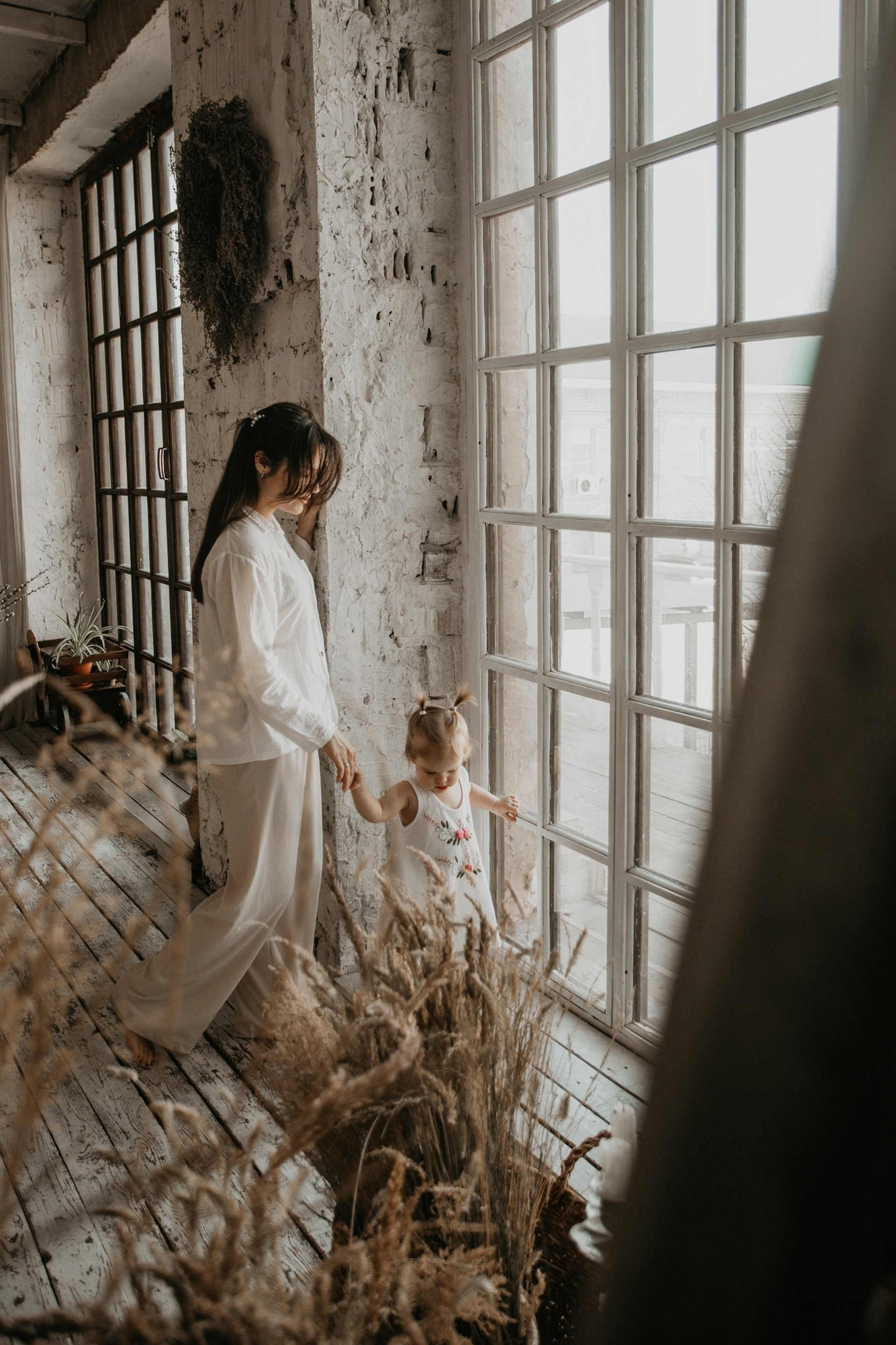 Семейная фотосессия: девушка с ребенком у большого окна