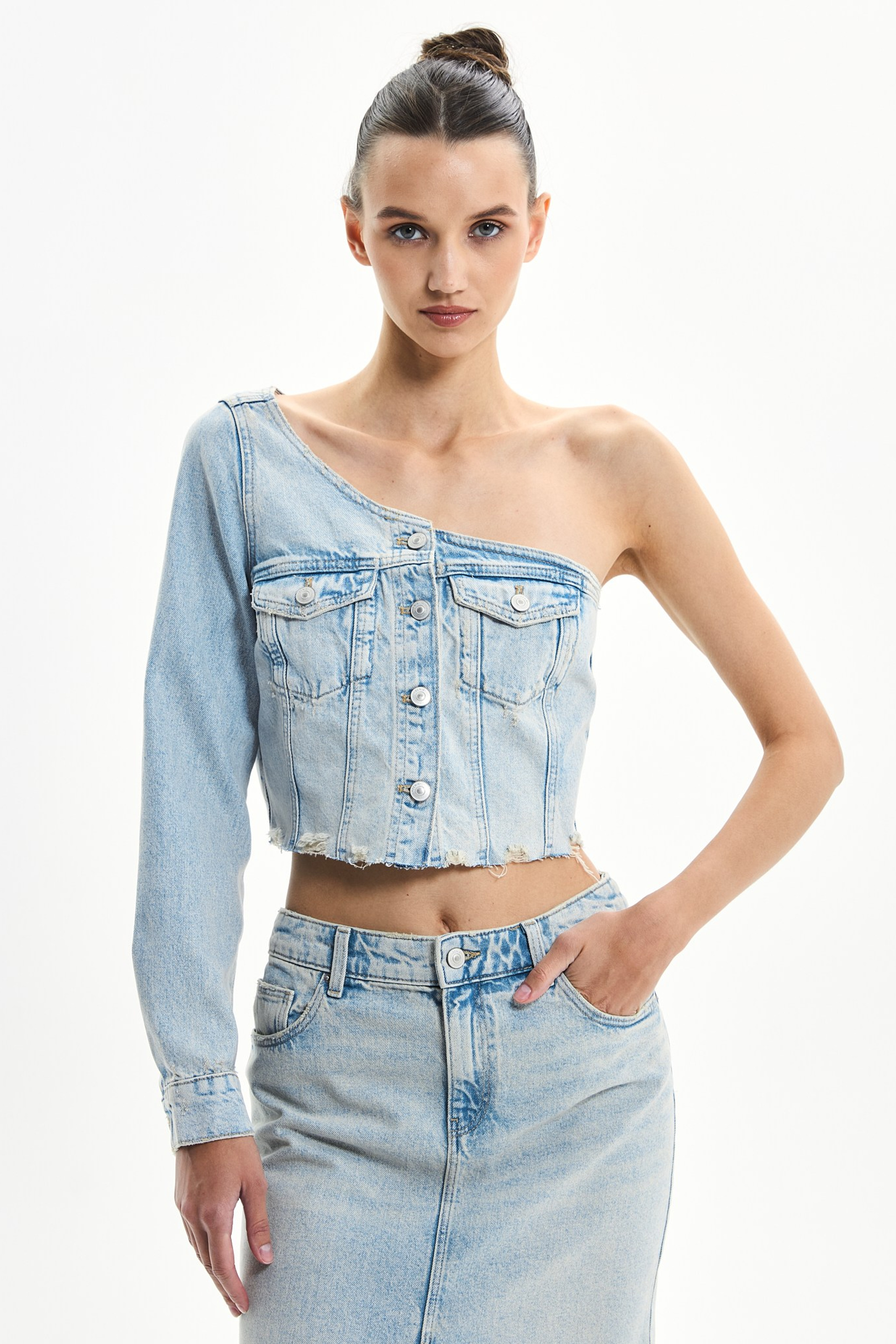CR (Cropp woman)