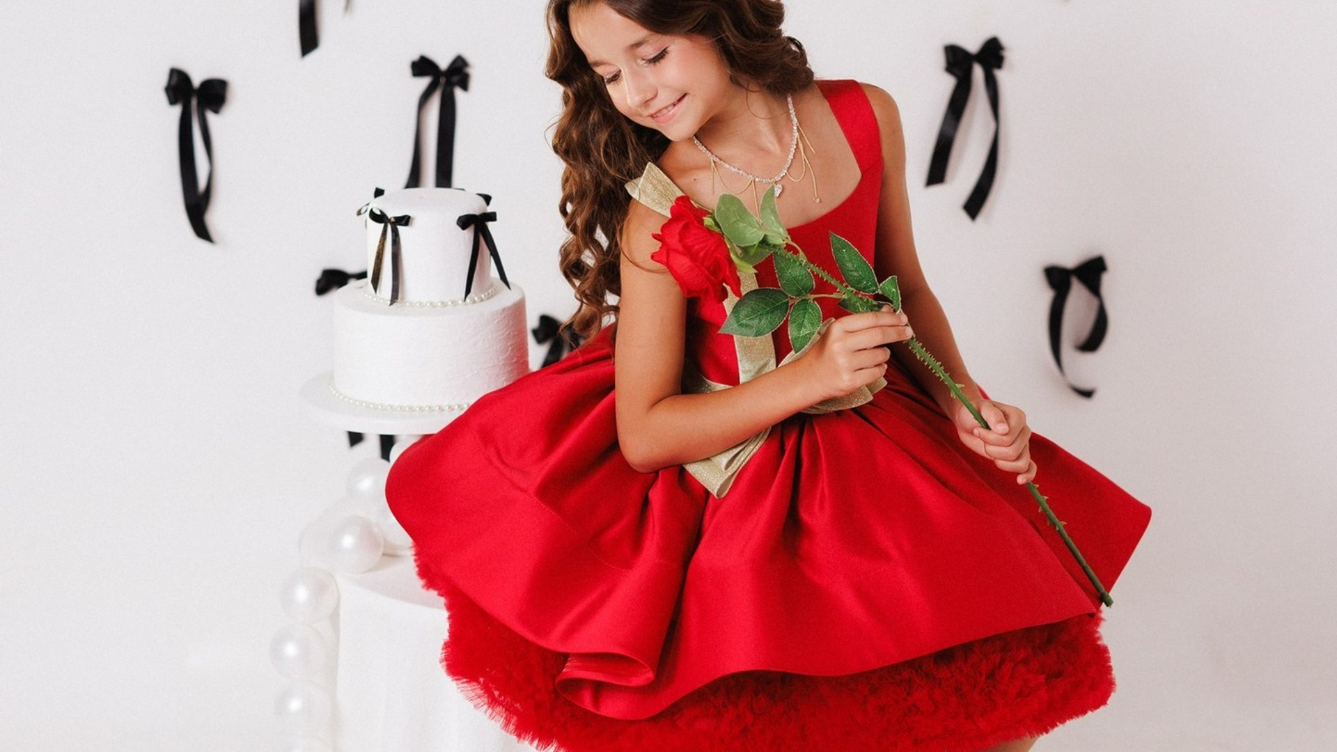 Детская фотосессия к Дню рождения для девочек, фотостудия «Антураж». Семейный и детский фотограф в Краснодаре Анна Трашкова