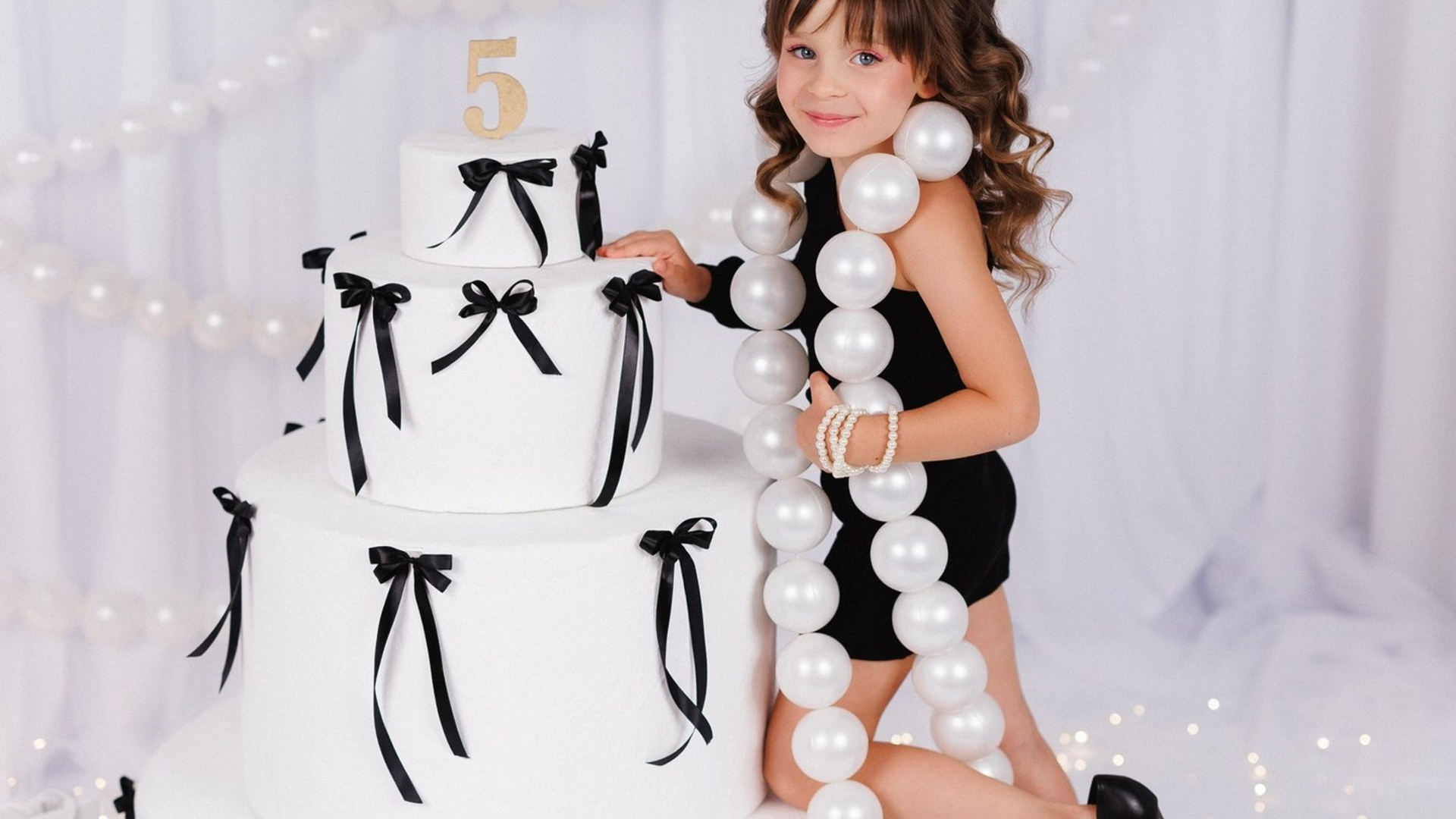 Фотосессия к дню рождения с большим тортом, в детской фотостудии «Антураж», город Краснодар. Семейный и детский фотограф в Краснодаре Анна Трашкова