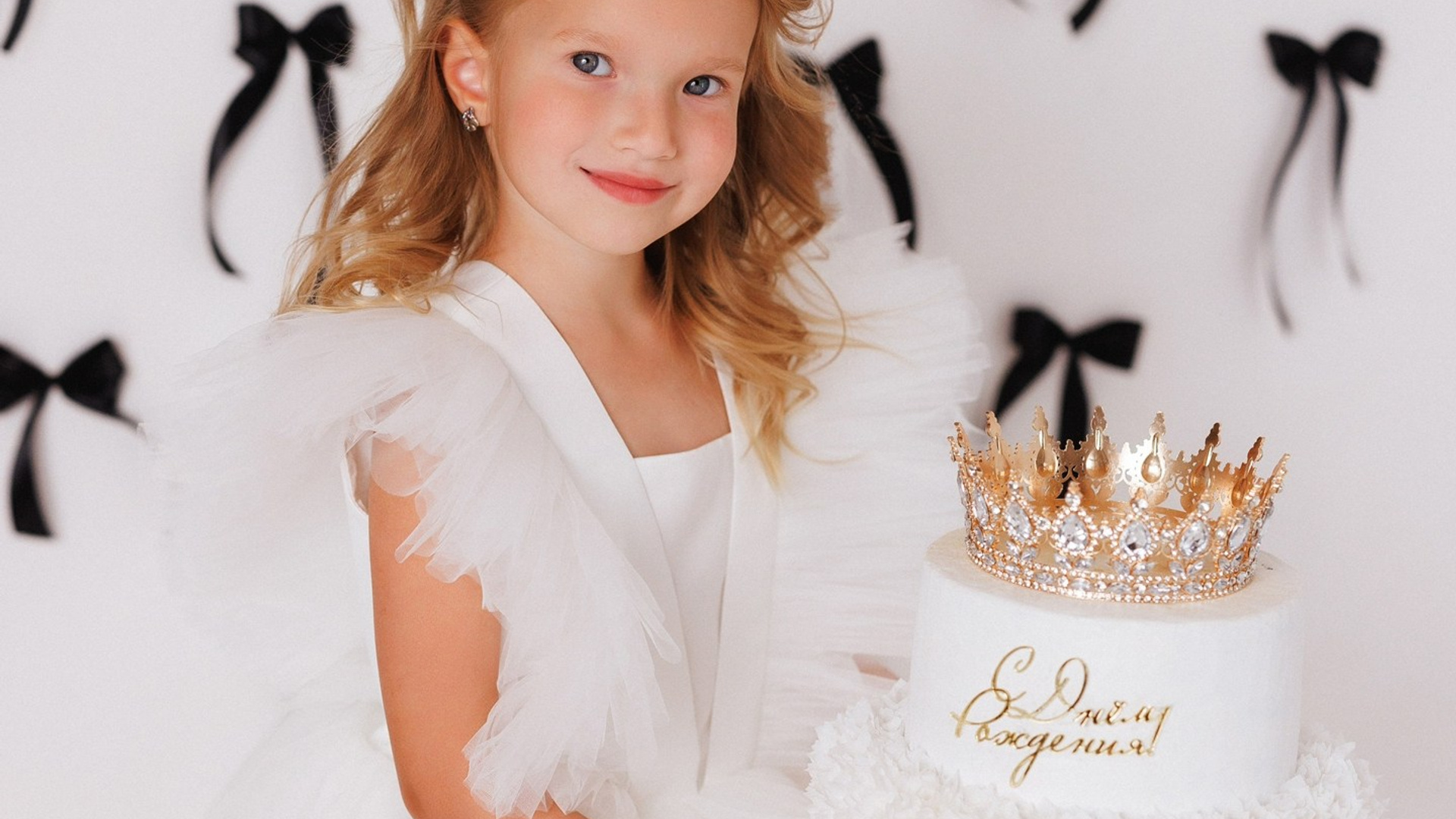 Детская фотосессия к Дню рождения для девочек, фотостудия «Антураж». Семейный и детский фотограф в Краснодаре Анна Трашкова