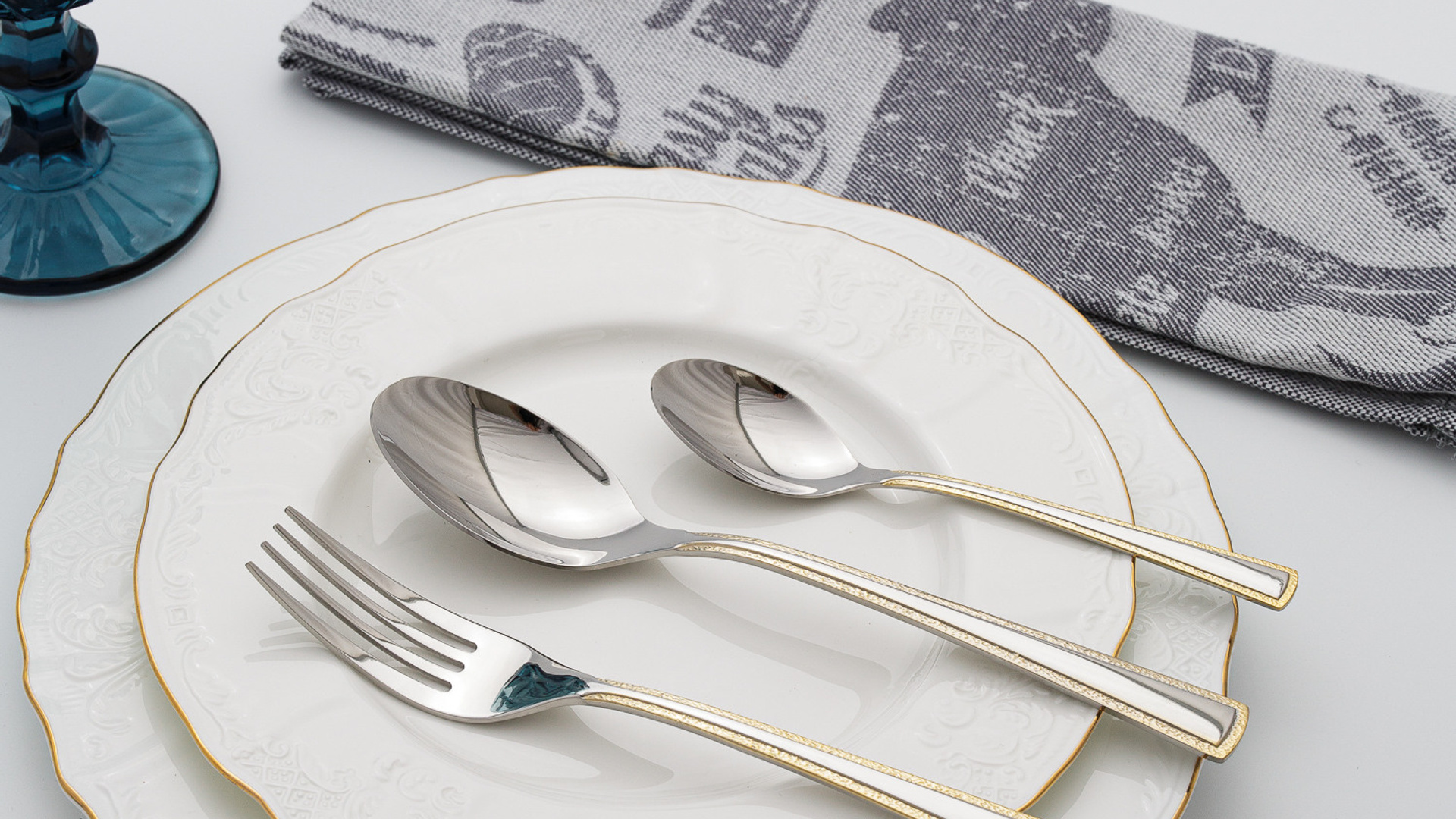 Столовые приборы, комплекты.