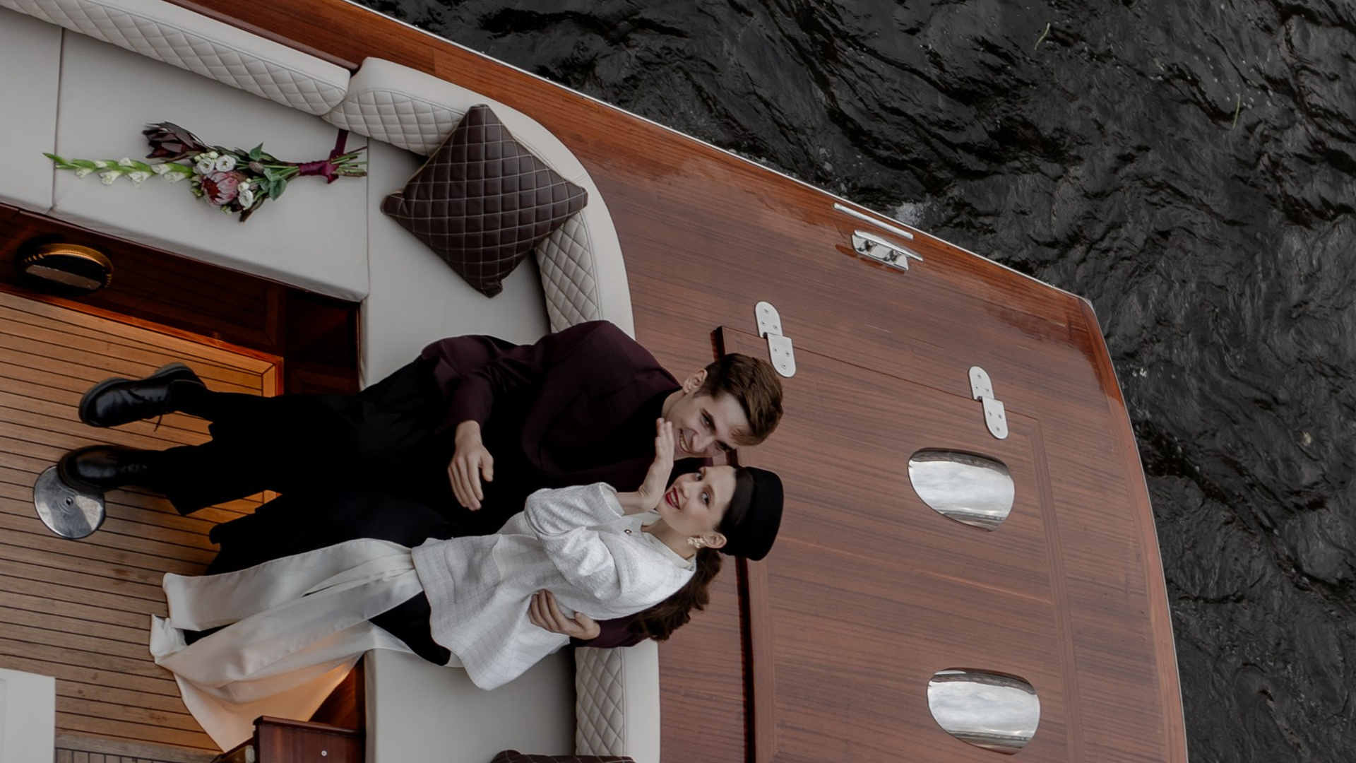 СВАДЕНБНАЯ СЬЕМКА НА КАТЕРЕ ПО КАНАЛАМ САНКТ-ПЕТЕРБУРГА И В АКВАТОРИИ НЕВЫ