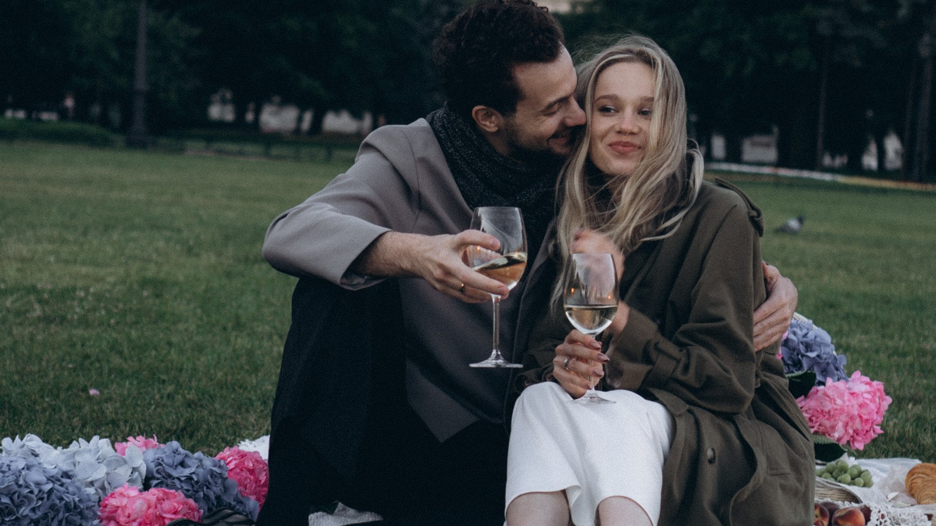 СВАДЕБНАЯ СЬЕМКА ПАРЫ НА РАССВЕТЕ В БЕЛЫЕ НОЧИ И ПРОГУЛКА С РАЗВОДНЫМИ МОСТАМИ И ПИКНИК ВОЗЛЕ ИСАКИЕВСКОГО СОБОРА