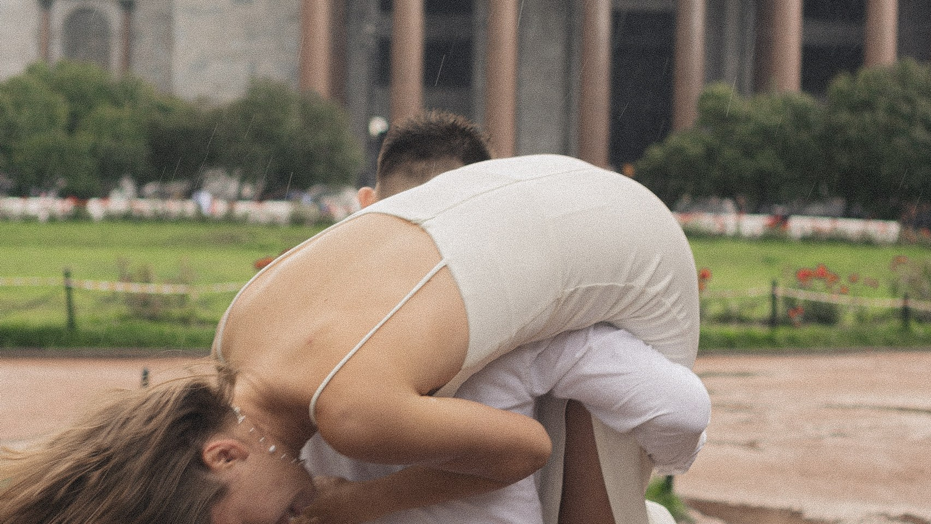 СВАДЕБНАЯ ФОТОСЕСИСИЯ В МЕТРО И ВОЗЛЕ ИСАКИЕВСКОГО СОБОРА В ДОЖДЬ