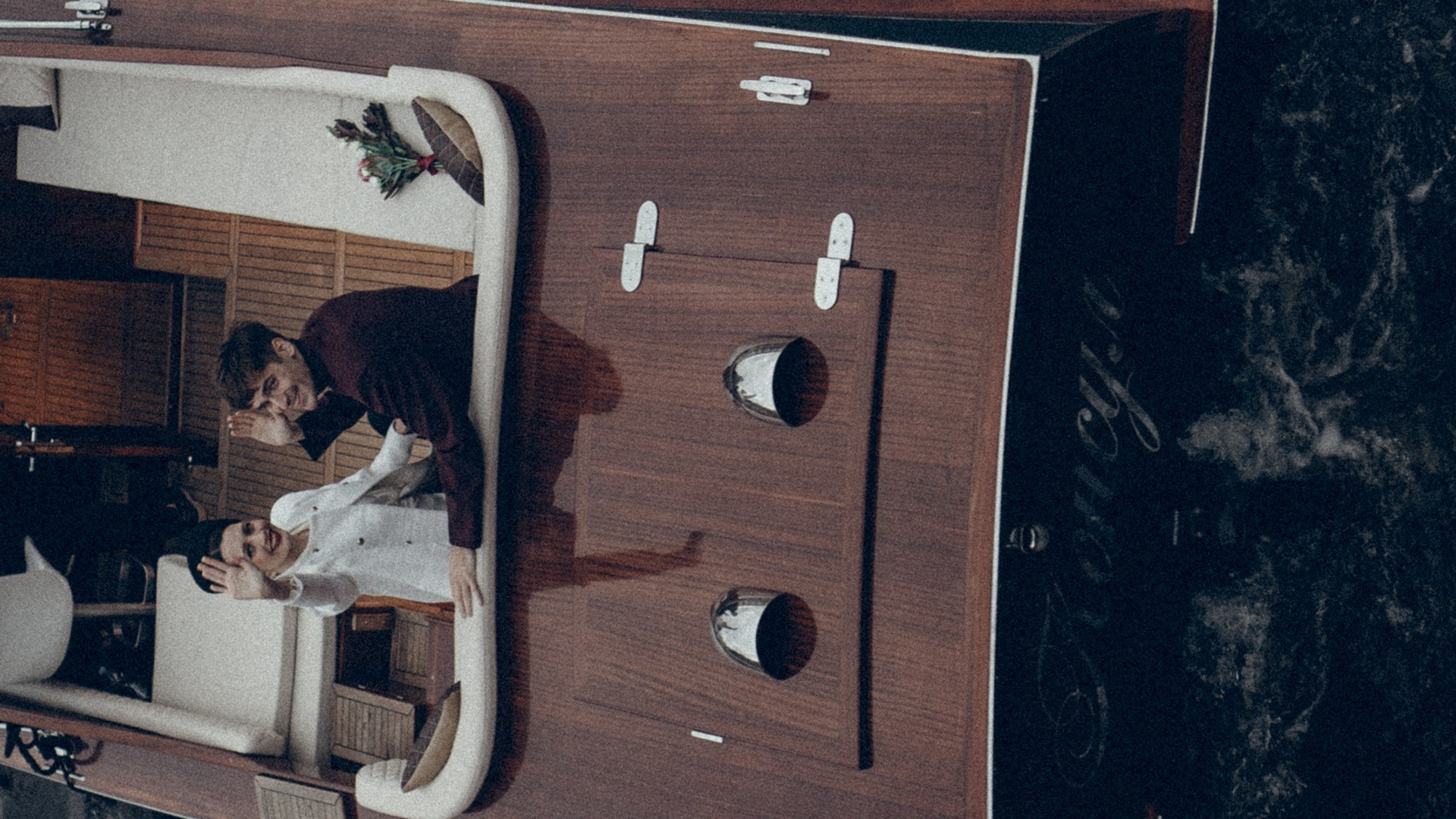 СВАДЕБНАЯ ФОТОСЕСИИЯ НА КАТЕРЕ ОСЕНЬЮ ПО КАНАЛАМ САНКТ-ПЕТЕРБУРГА