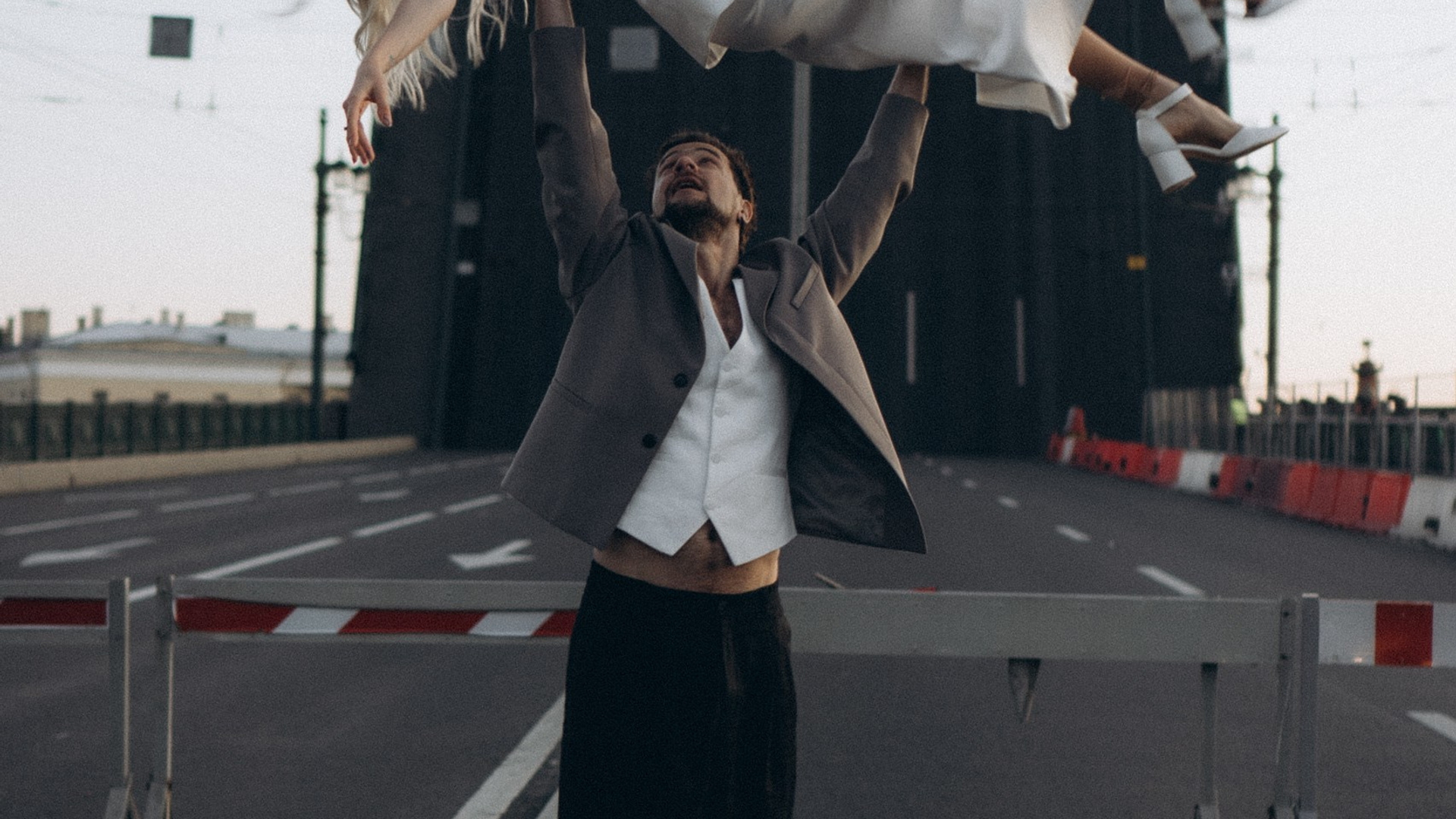 СВАДЕБНАЯ СЬЕМКА ПАРЫ НА РАССВЕТЕ В БЕЛЫЕ НОЧИ И ПРОГУЛКА С РАЗВОДНЫМИ МОСТАМИ И ПИКНИК ВОЗЛЕ ИСАКИЕВСКОГО СОБОРА