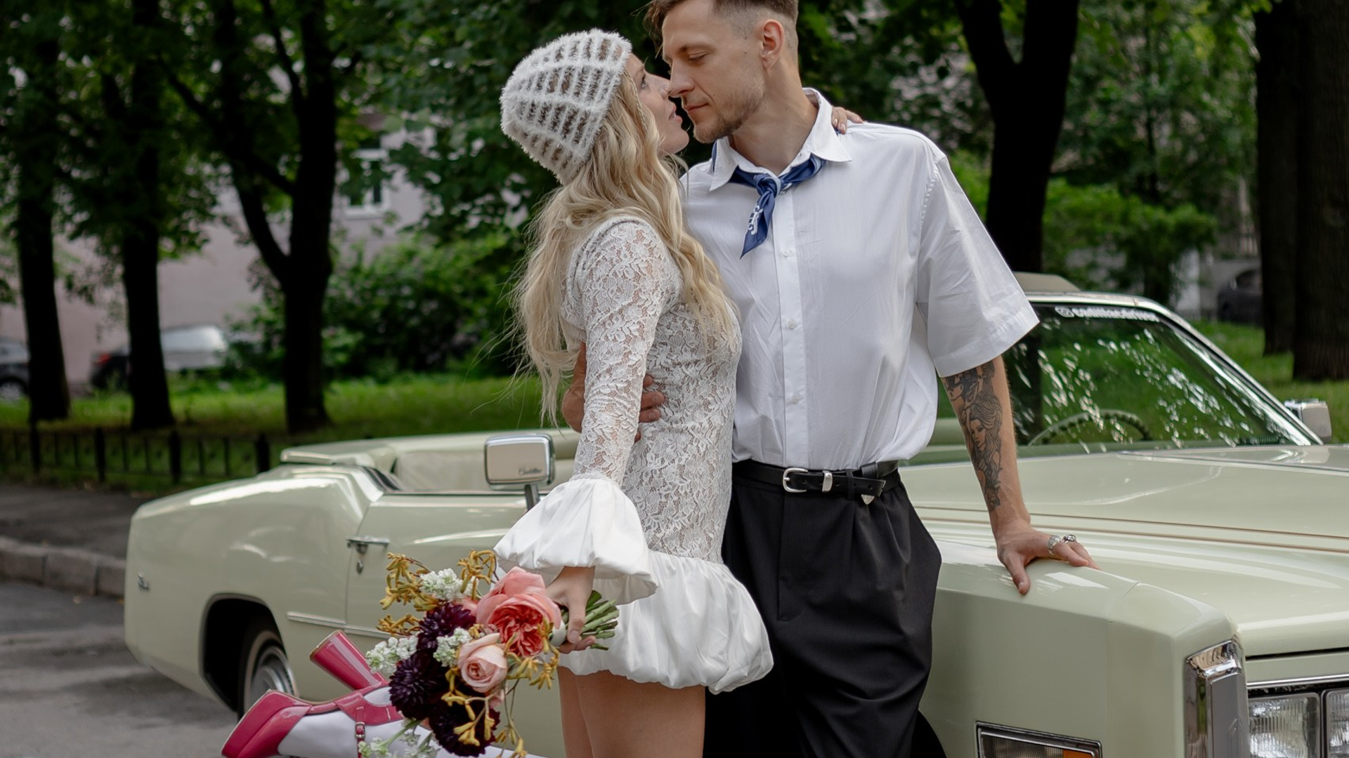 СВАБЕДНАЯ СЬЕМКА С КАБРИОЛЕТОМ В САНТК-ПЕТЕРБУРГЕ НА ПЕТРОГРАДКЕ