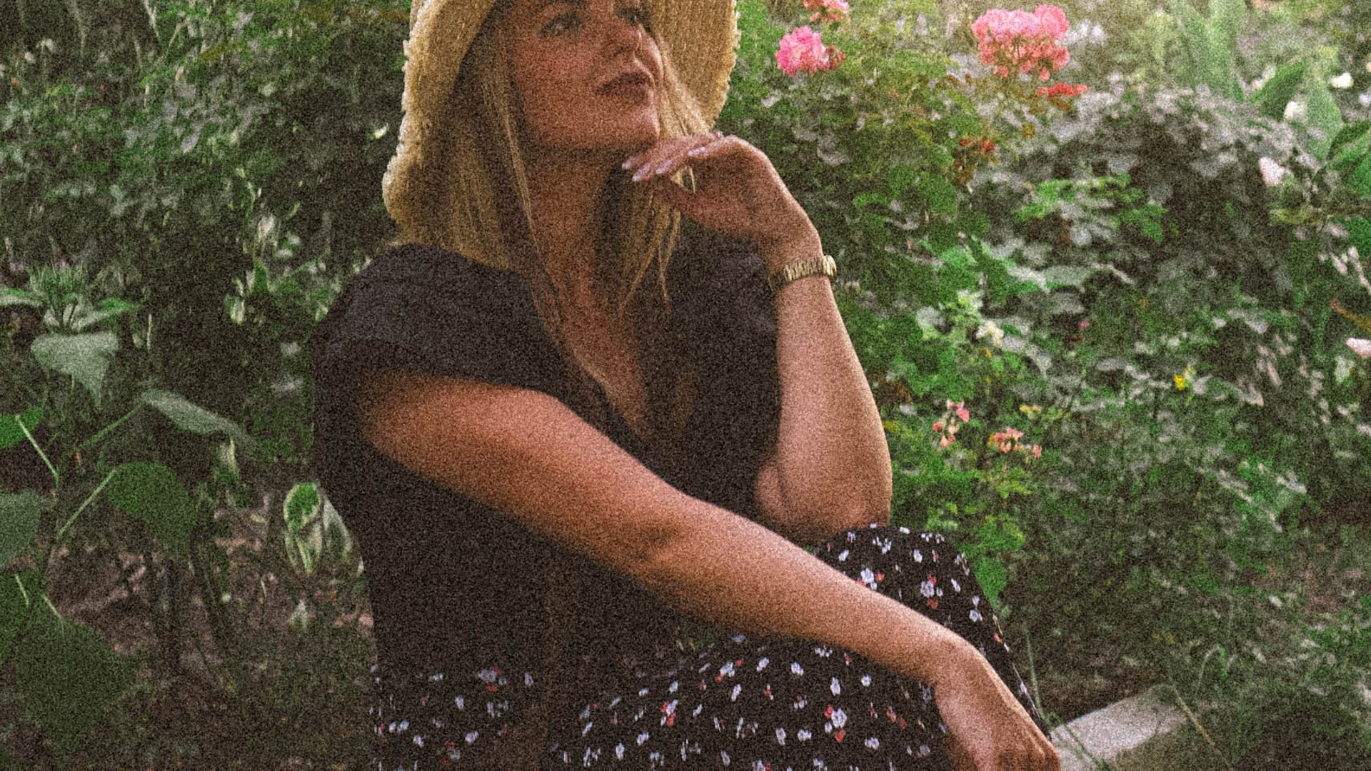 на закате с садике