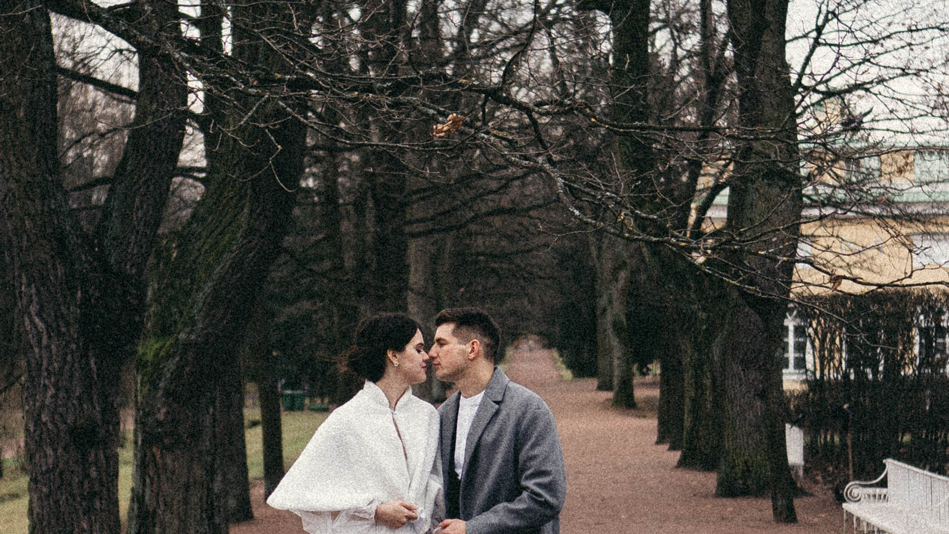 СВАДЕБНАЯ СЬЕМКА ПАРЫ В ГОРОДЕ ПУШКИН В ПАРКЕ ЕКАТЕРИНЕНСКОМ В НОЯБРЕ