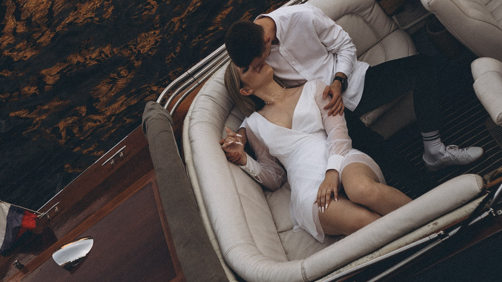 СВАДЕНБНАЯ СЬЕМКА НА КАТЕРЕ ПО КАНАЛАМ САНКТ-ПЕТЕРБУРГА И В АКВАТОРИИ НЕВЫ