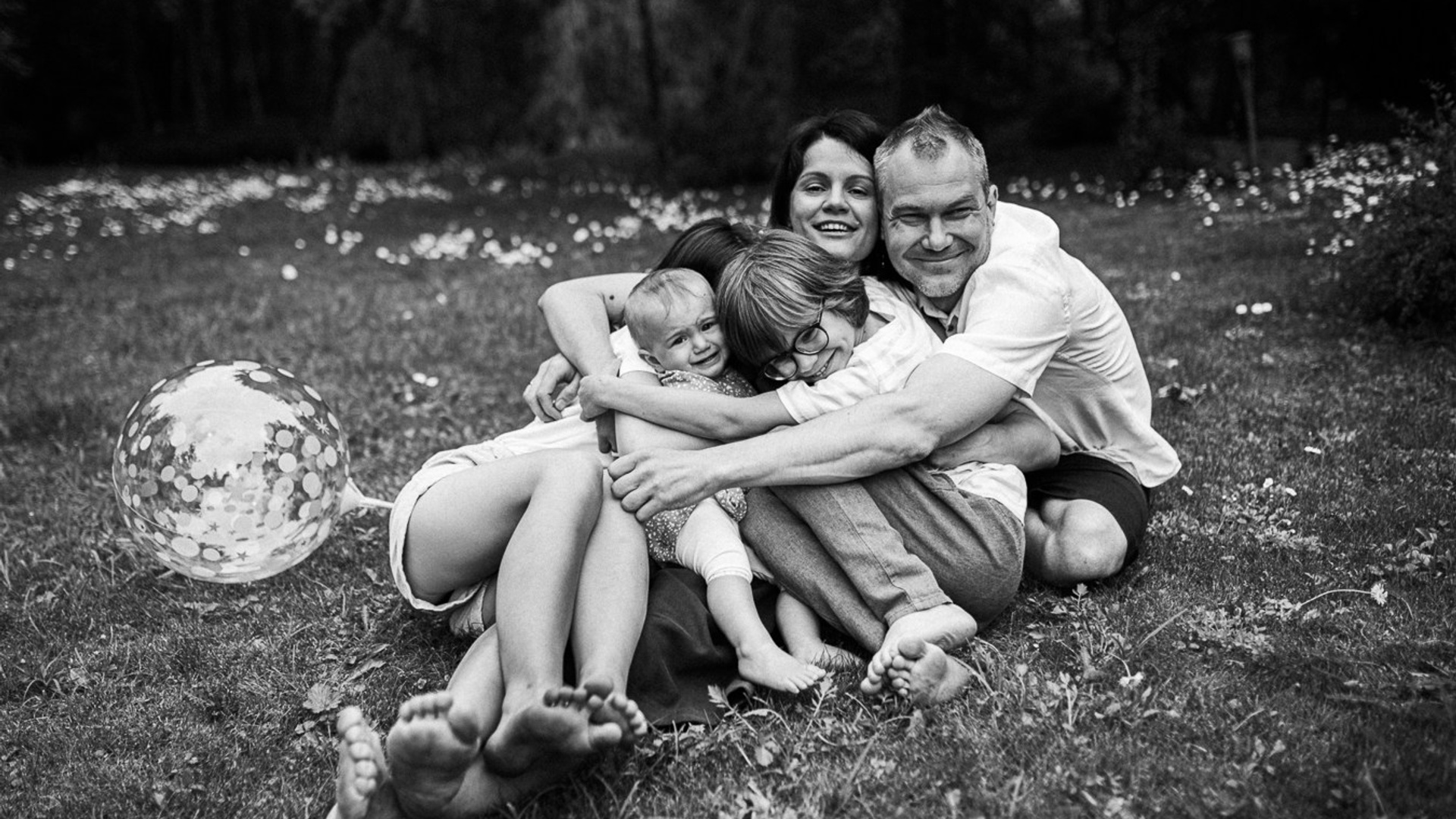 Коля, Ксюша, Саша, Андрей, Кира и бабушки | на даче