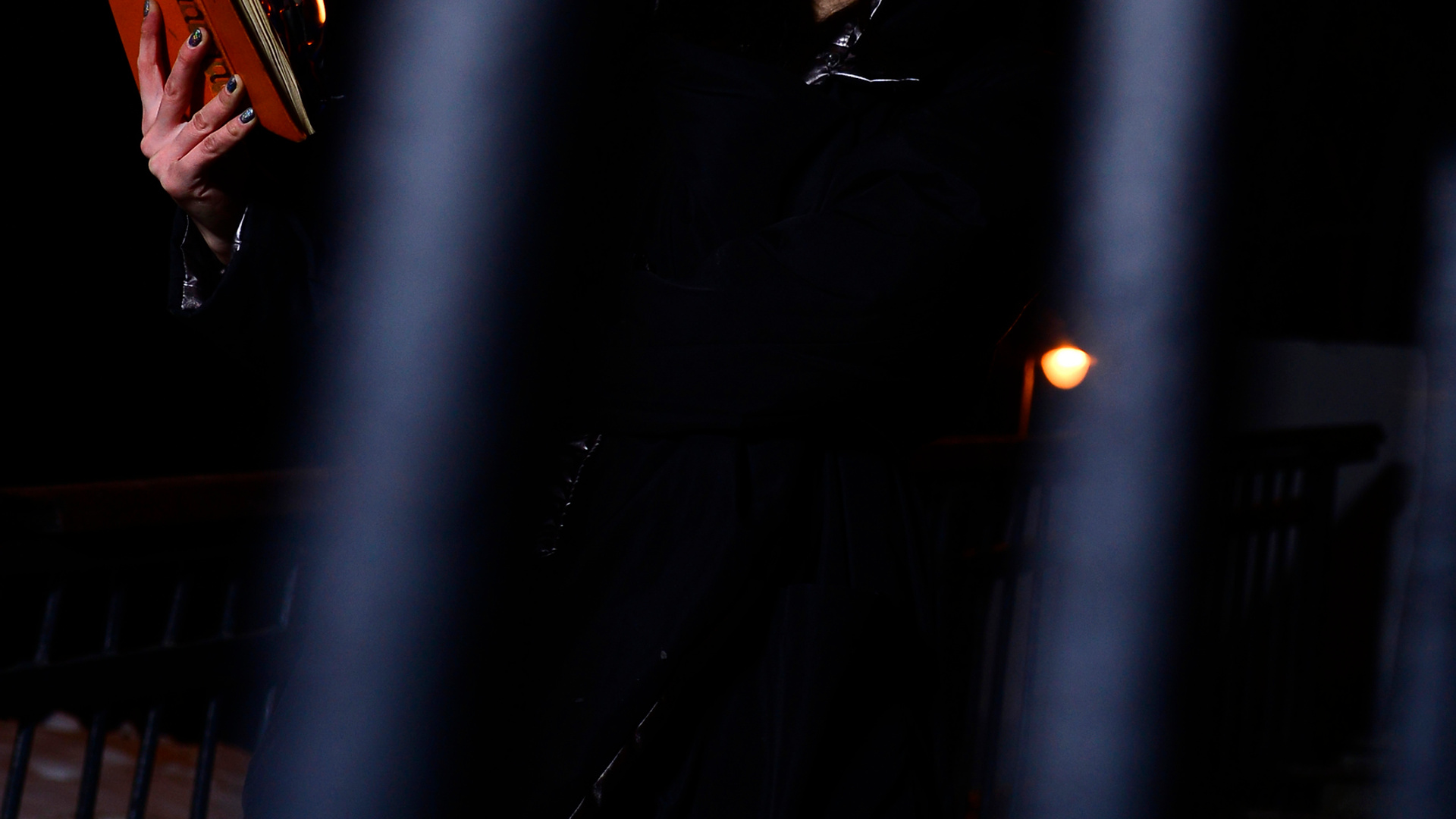 Фото сессия с горящей книгой