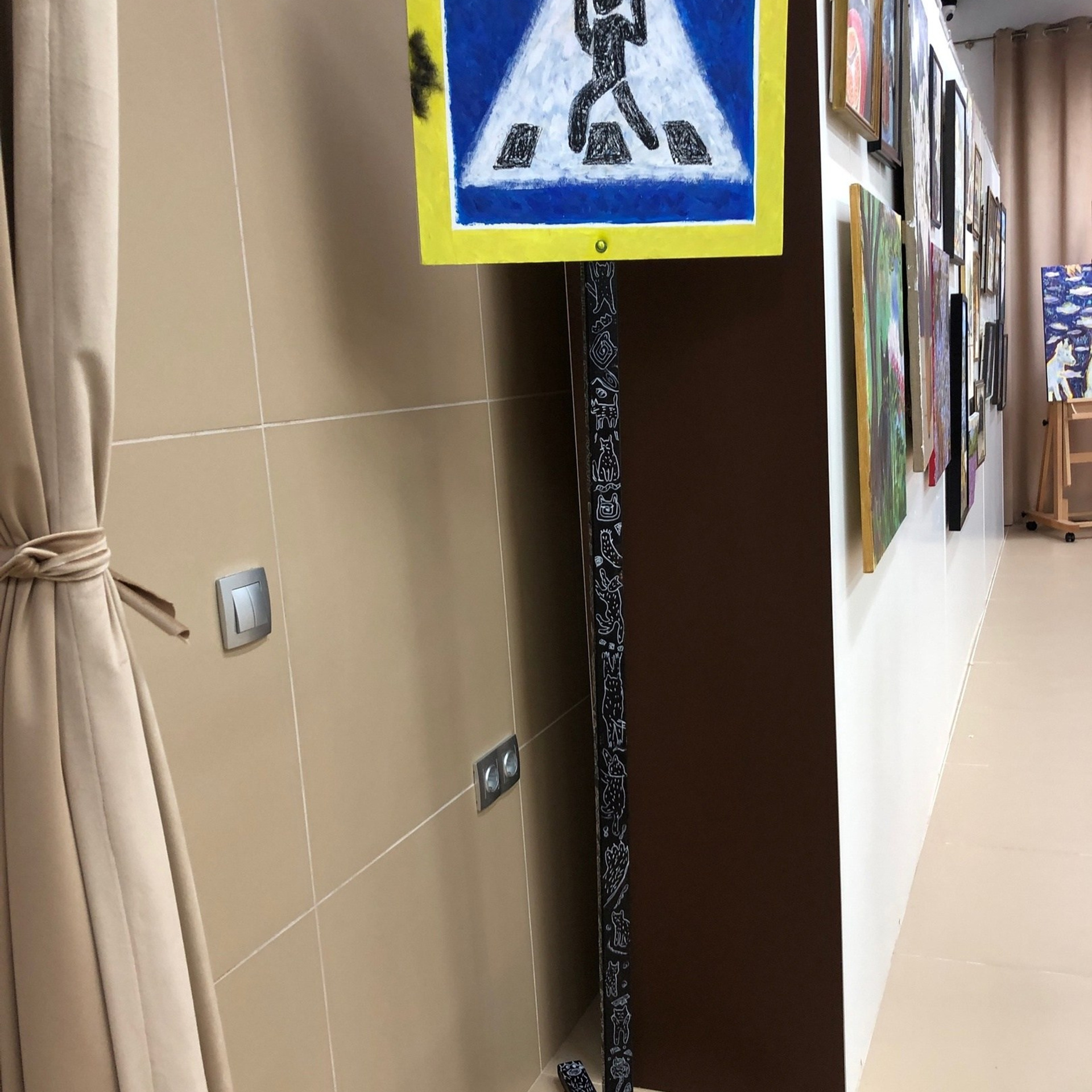 Инсталляция "Переходный пешеход для черных котов" для персональной выставки "Меховые цветы и ...", 2025. Материал: пенокартон, акрил, масляная пастель, дерево, шерсть кота автора.