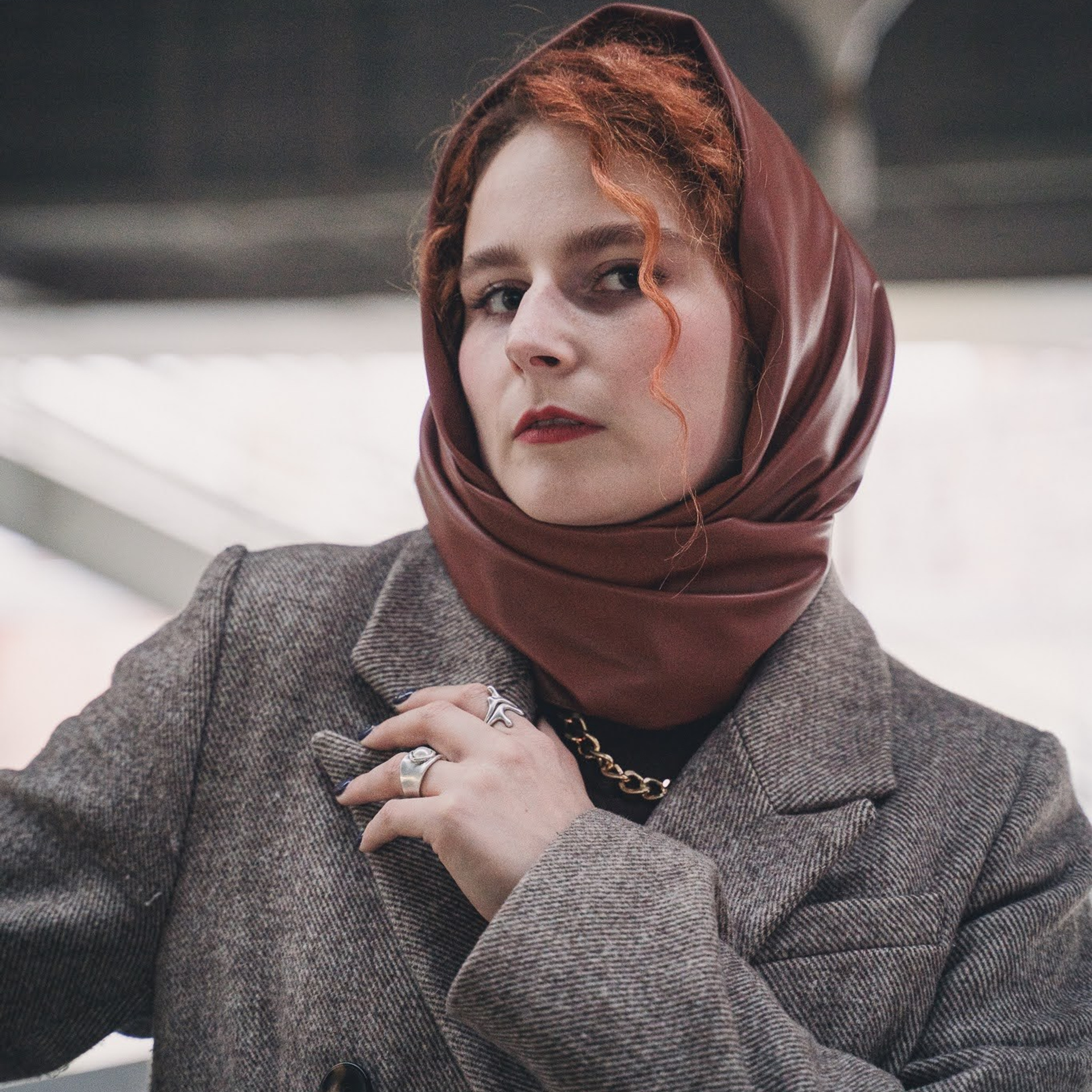 Аня в урбанистическом пейзаже