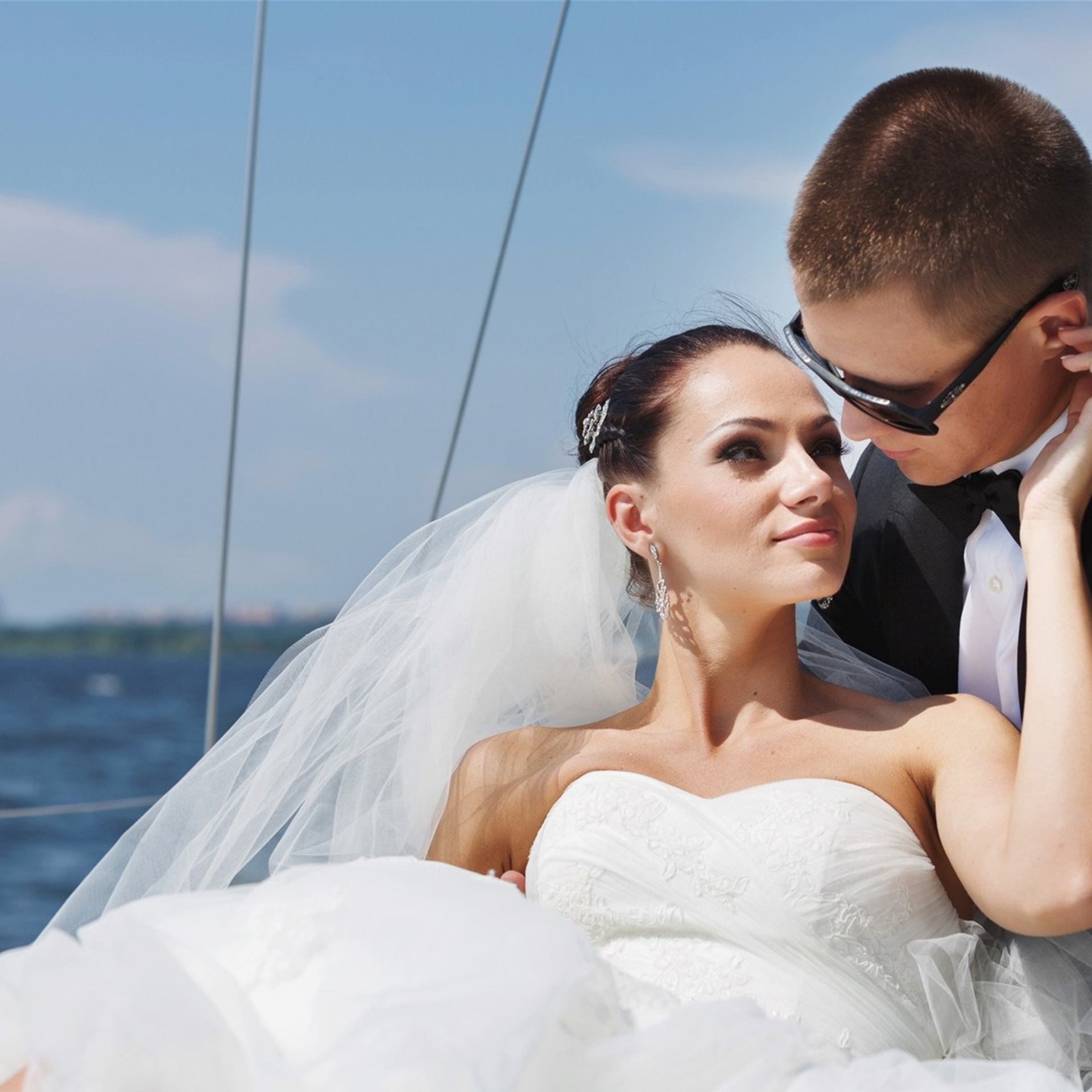 Свадьба в отеле «Фамилия» (Ягодное) | Стильная фотосессия с кабриолетом и яхтой |