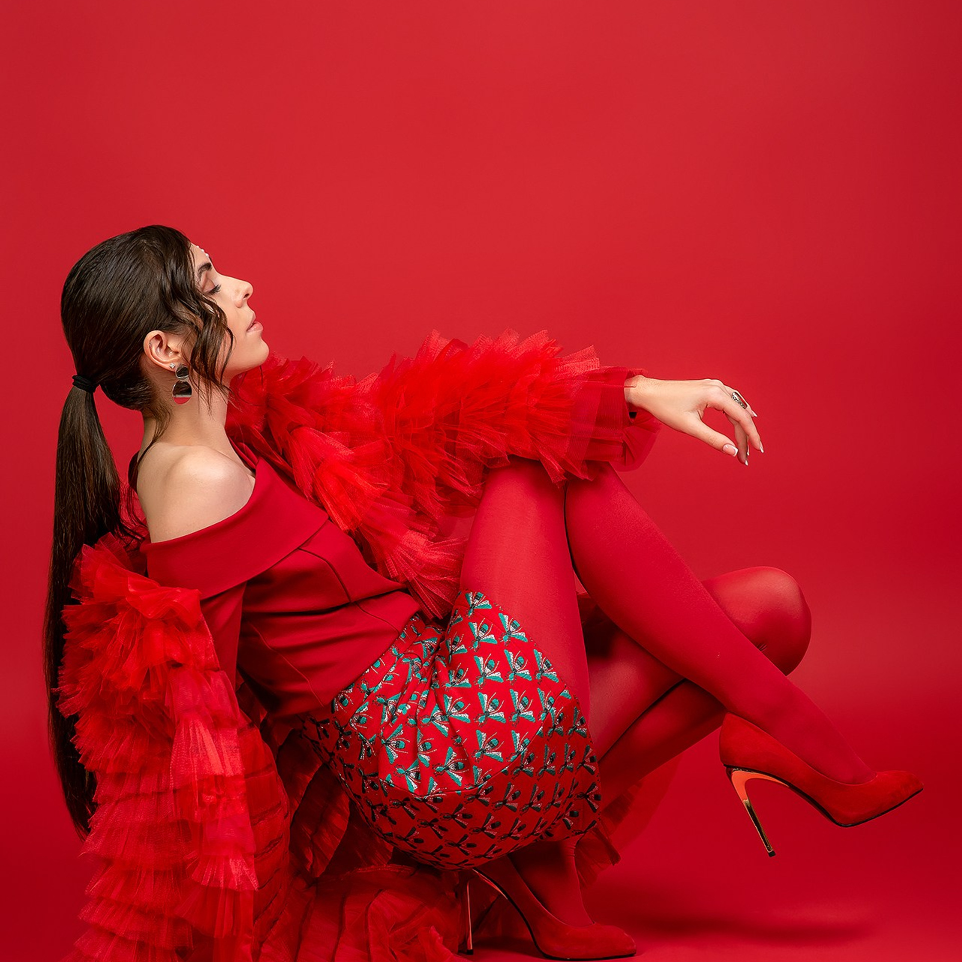 Фотосессия на красном фоне