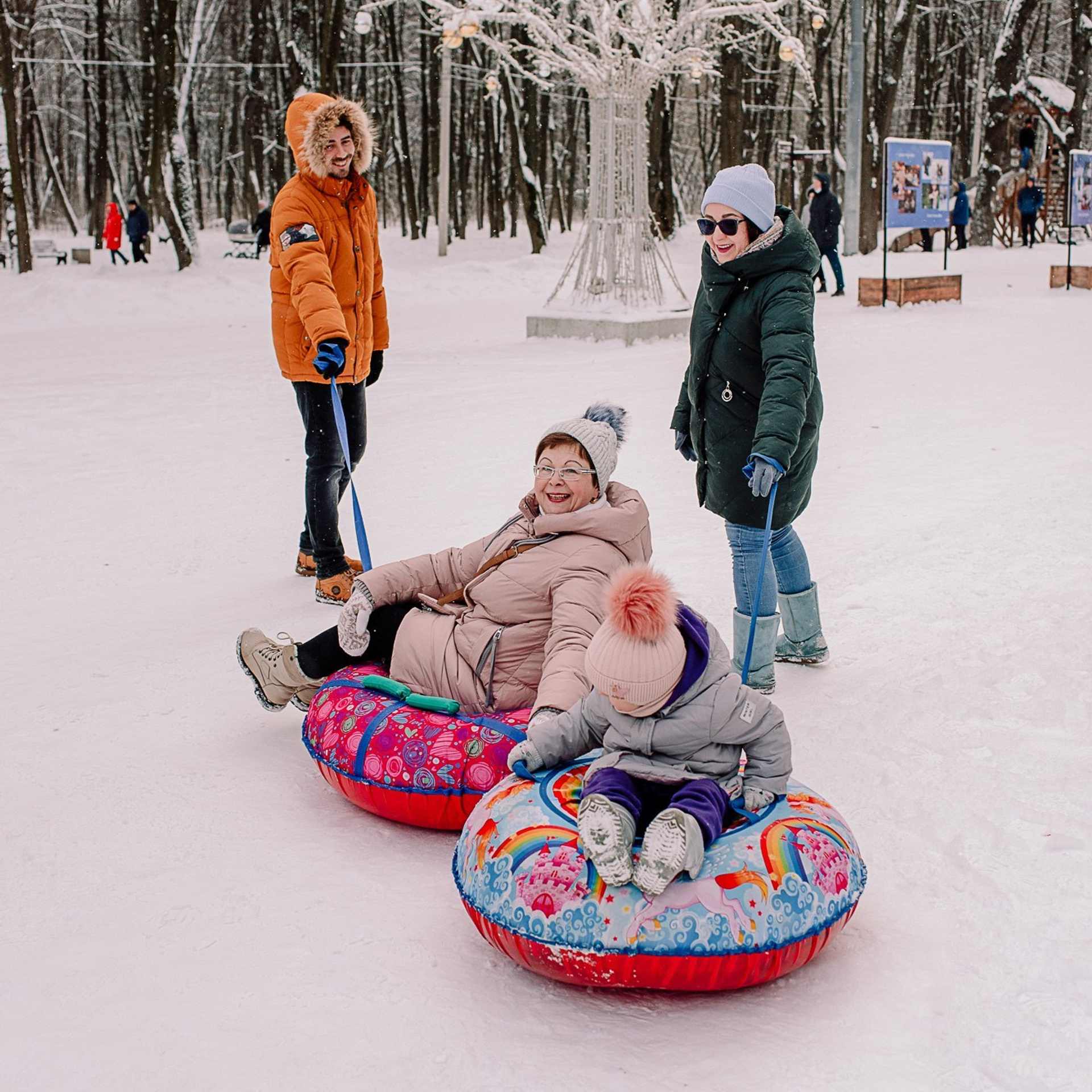 Ева, снежинки, ватрушки
