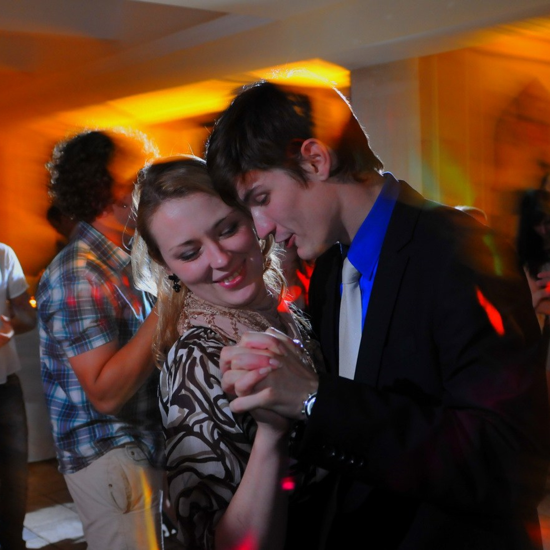 танцы гостей на свадьбе (динамические съемки с синхронизированными вспышками)